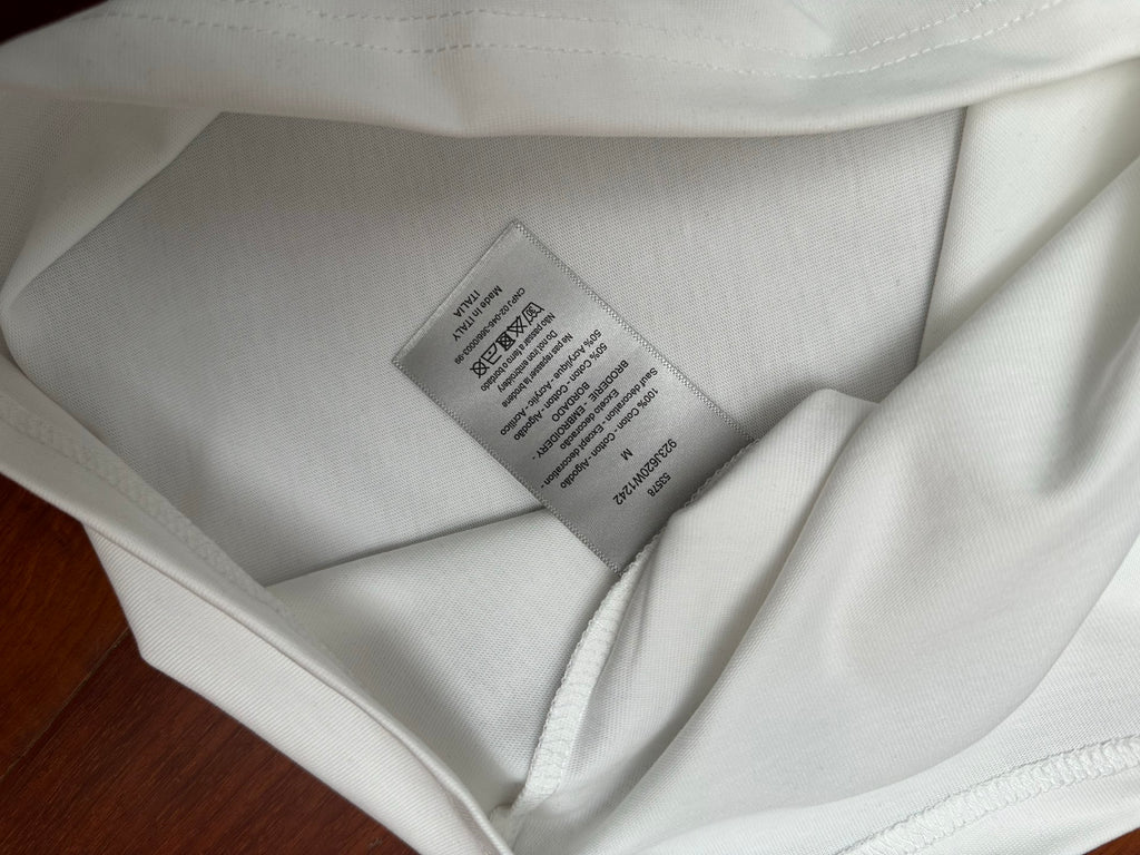 White T-shirt with interior neck label and stitched collar seam