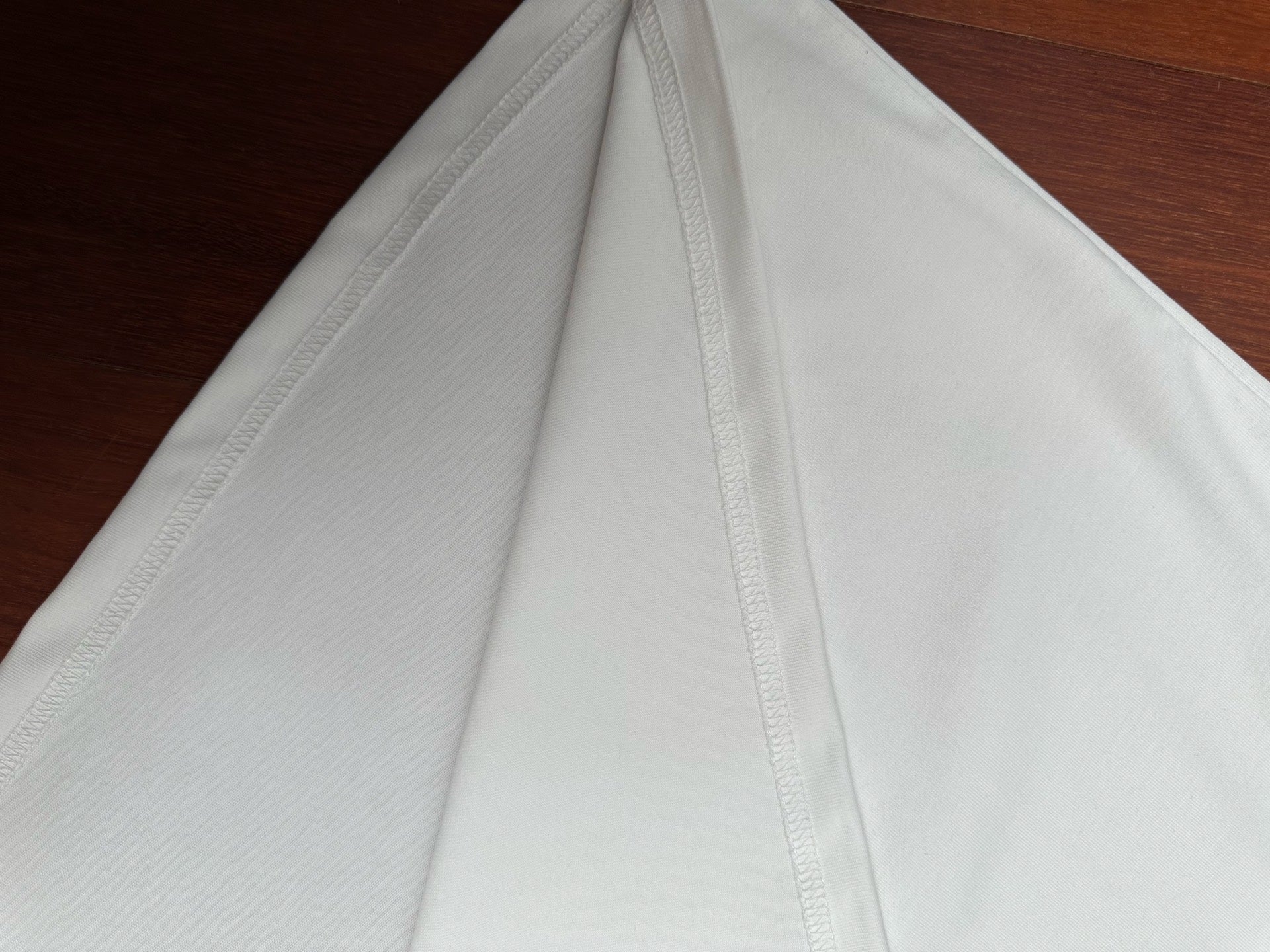 White T-shirt with stitched side seam and curved hem