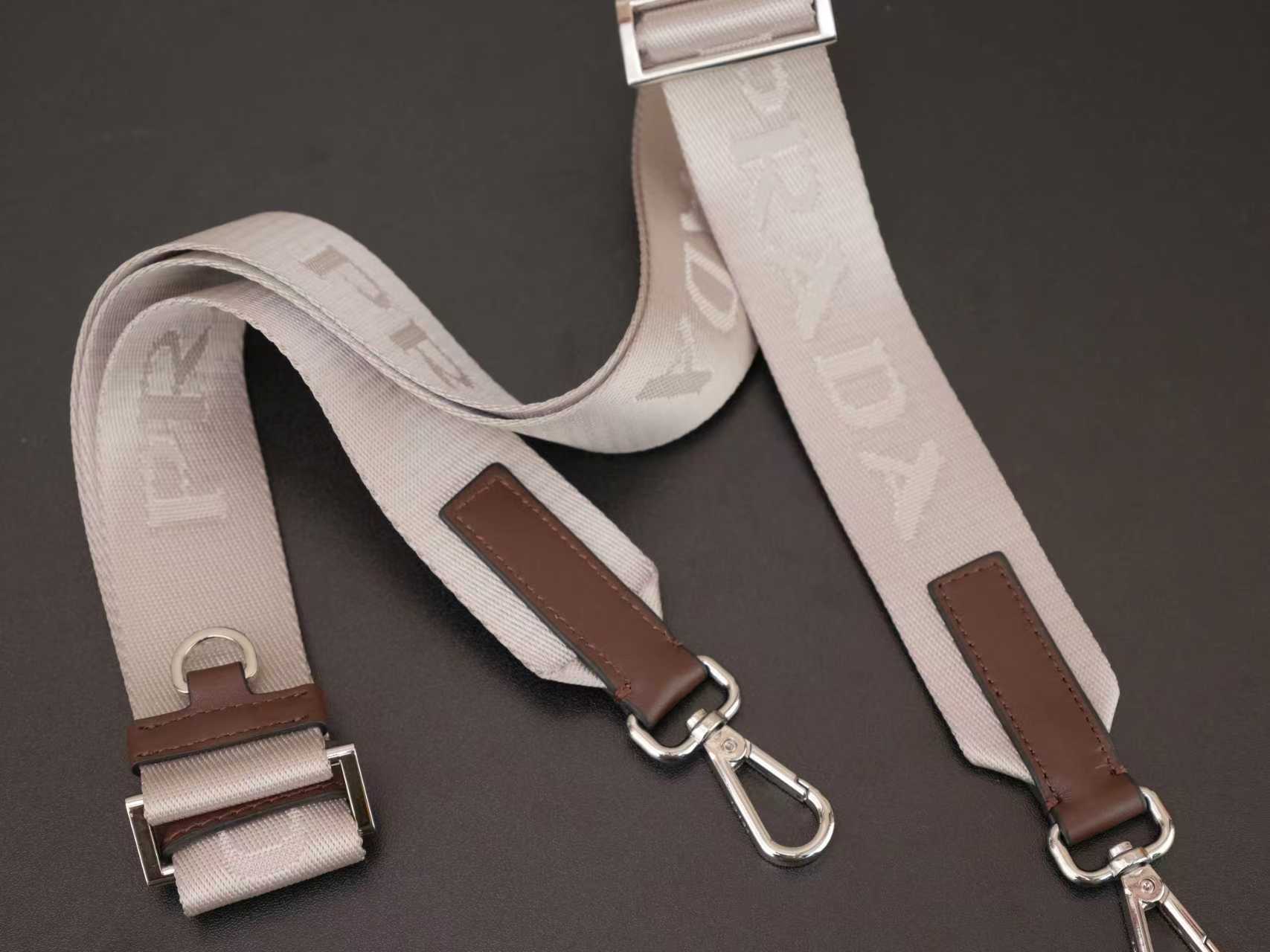Bag shoulder strap and buckle set in burgundy leather with silver hardware