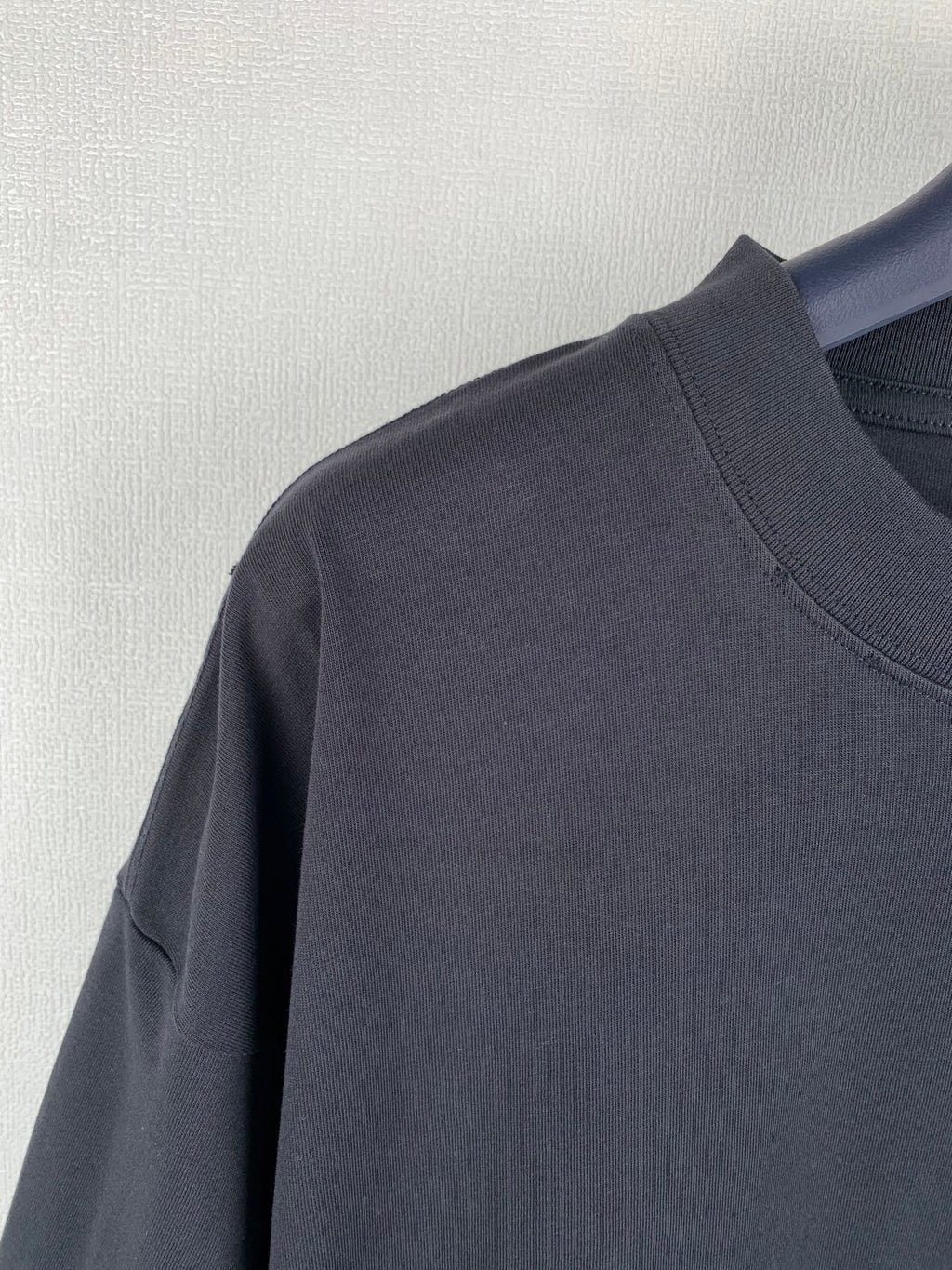 Balenciaga dark short-sleeve T-shirt shoulder and sleeve seam