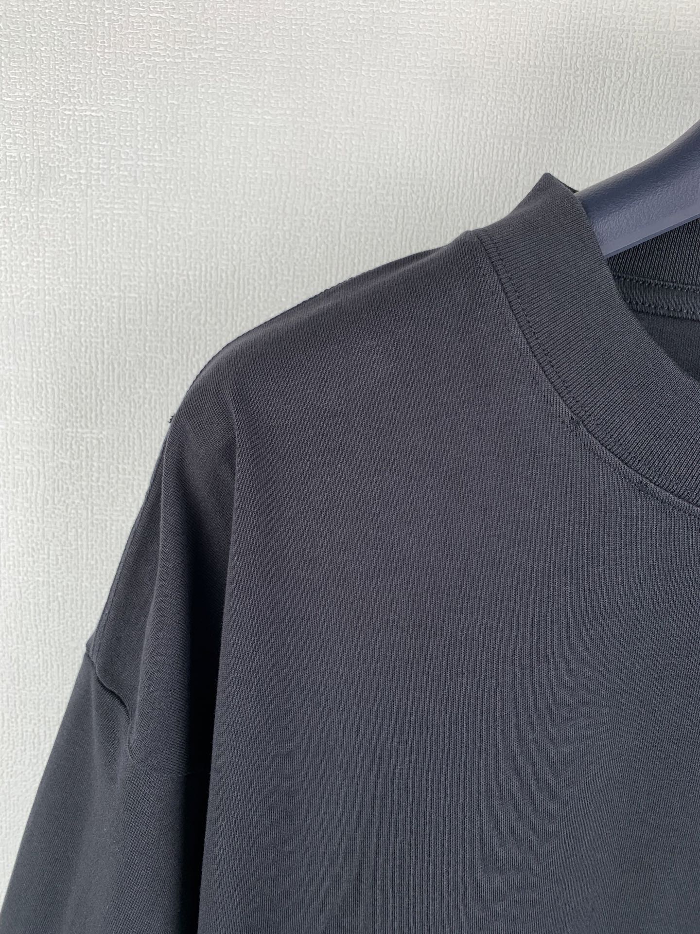 Balenciaga dark short-sleeve T-shirt shoulder and sleeve seam