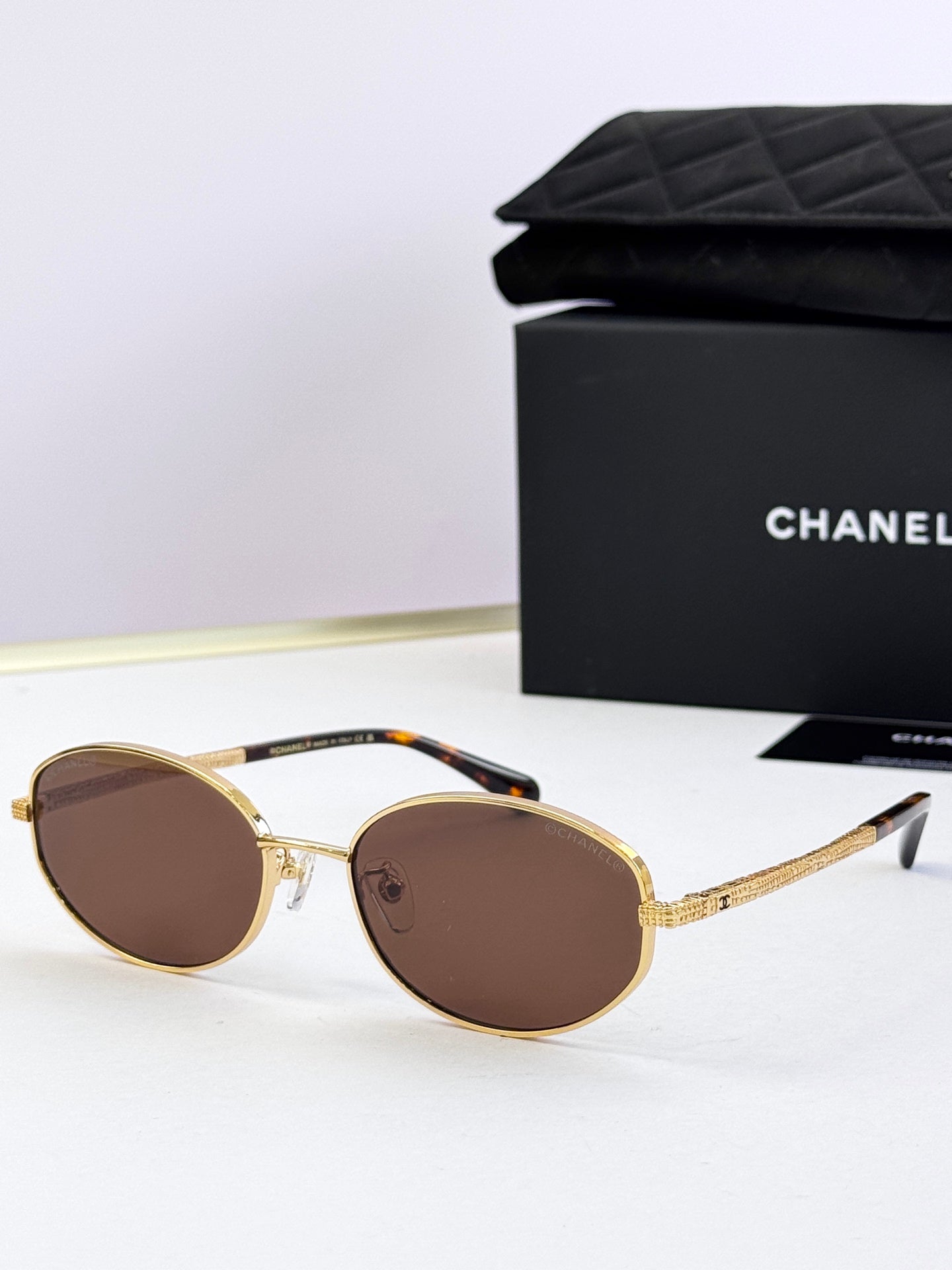 Round sunglasses with gold frame and brown tinted lenses