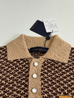 Knitted polo shirt collar and button placket with logo label, three white buttons
