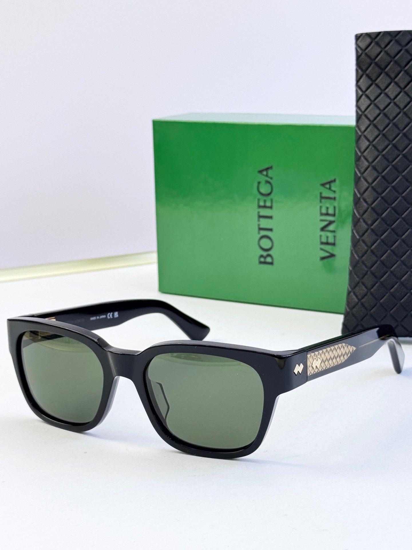 Bottega Veneta sunglasses with black frame and dark green-gray lenses