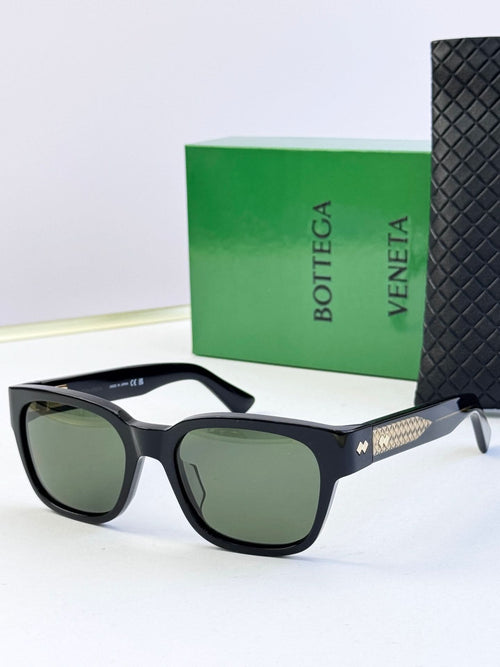 Bottega Veneta sunglasses with black frame and dark green-gray lenses