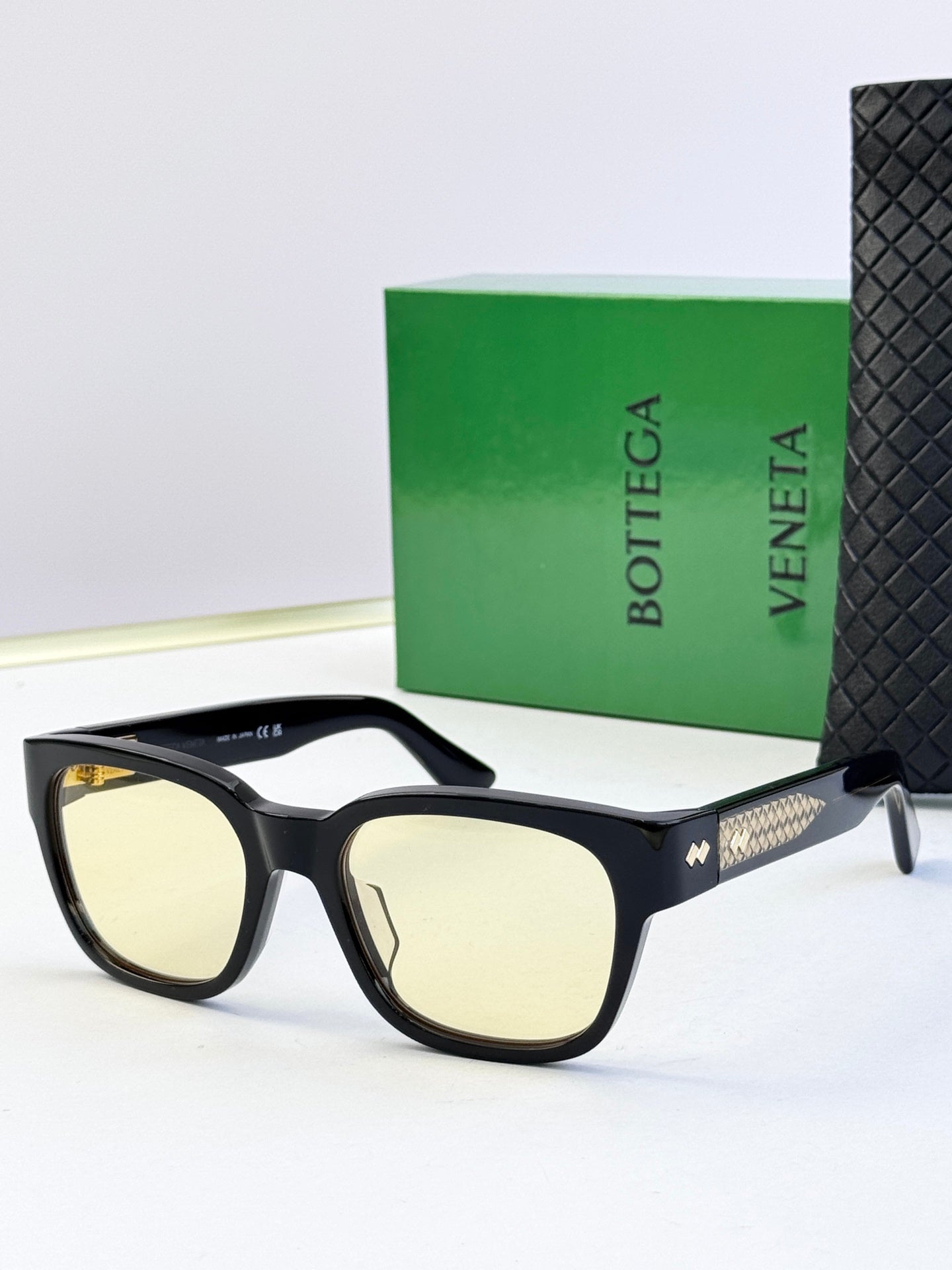 Bottega Veneta sunglasses with black frame and pale yellow lenses