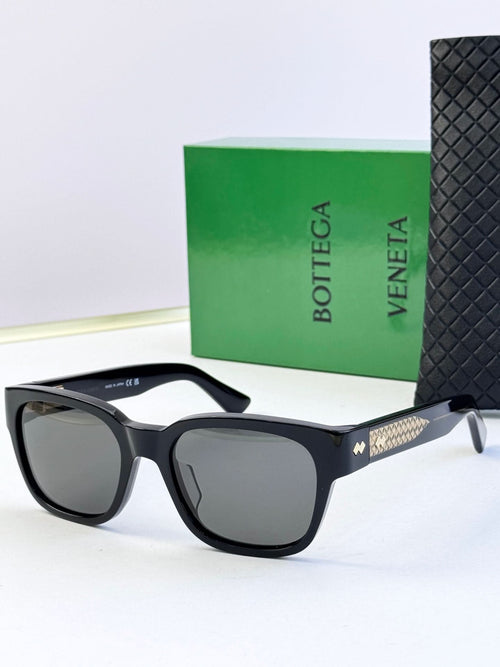 Bottega Veneta sunglasses with black frame and dark gray lenses