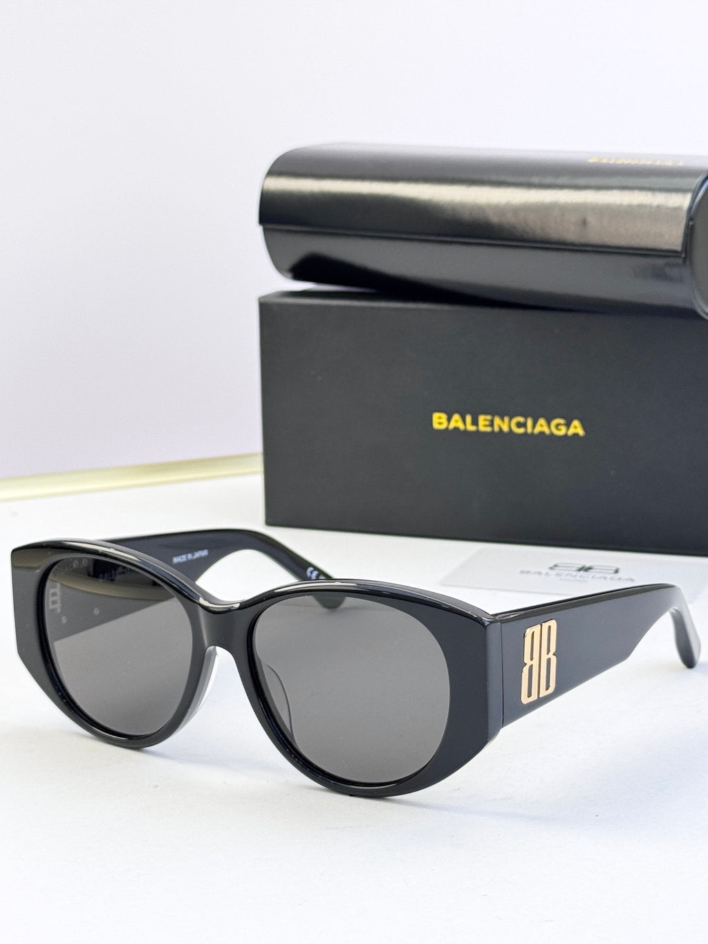 Black sunglasses with round lenses and gold 8B emblem on the temple