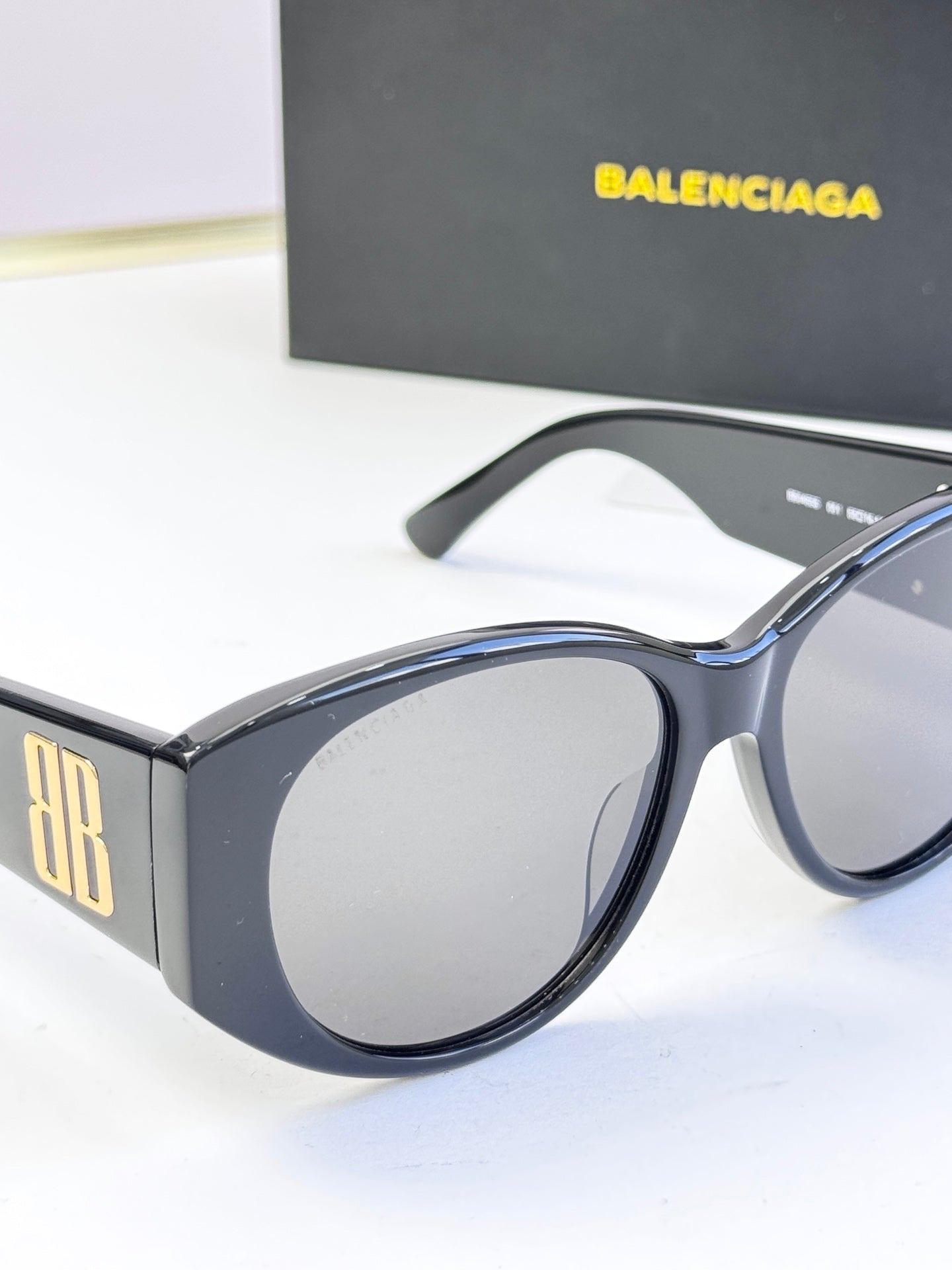 Navy acetate sunglasses with large round lenses and gold 8B emblem
