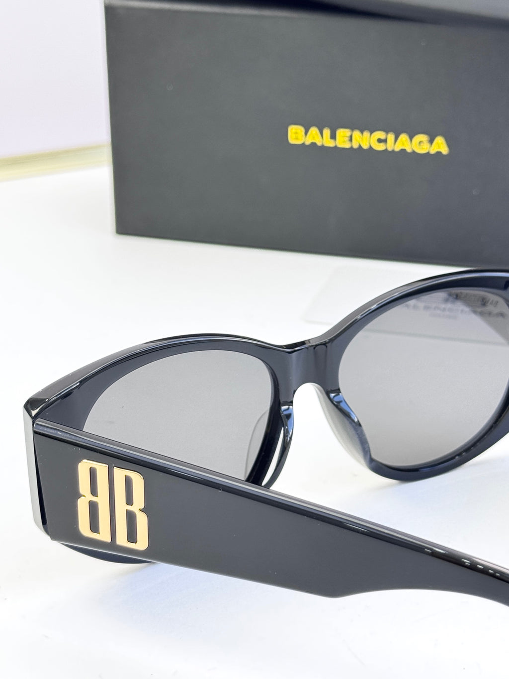 Dark blue acetate sunglasses with round lenses and gold 8B logo