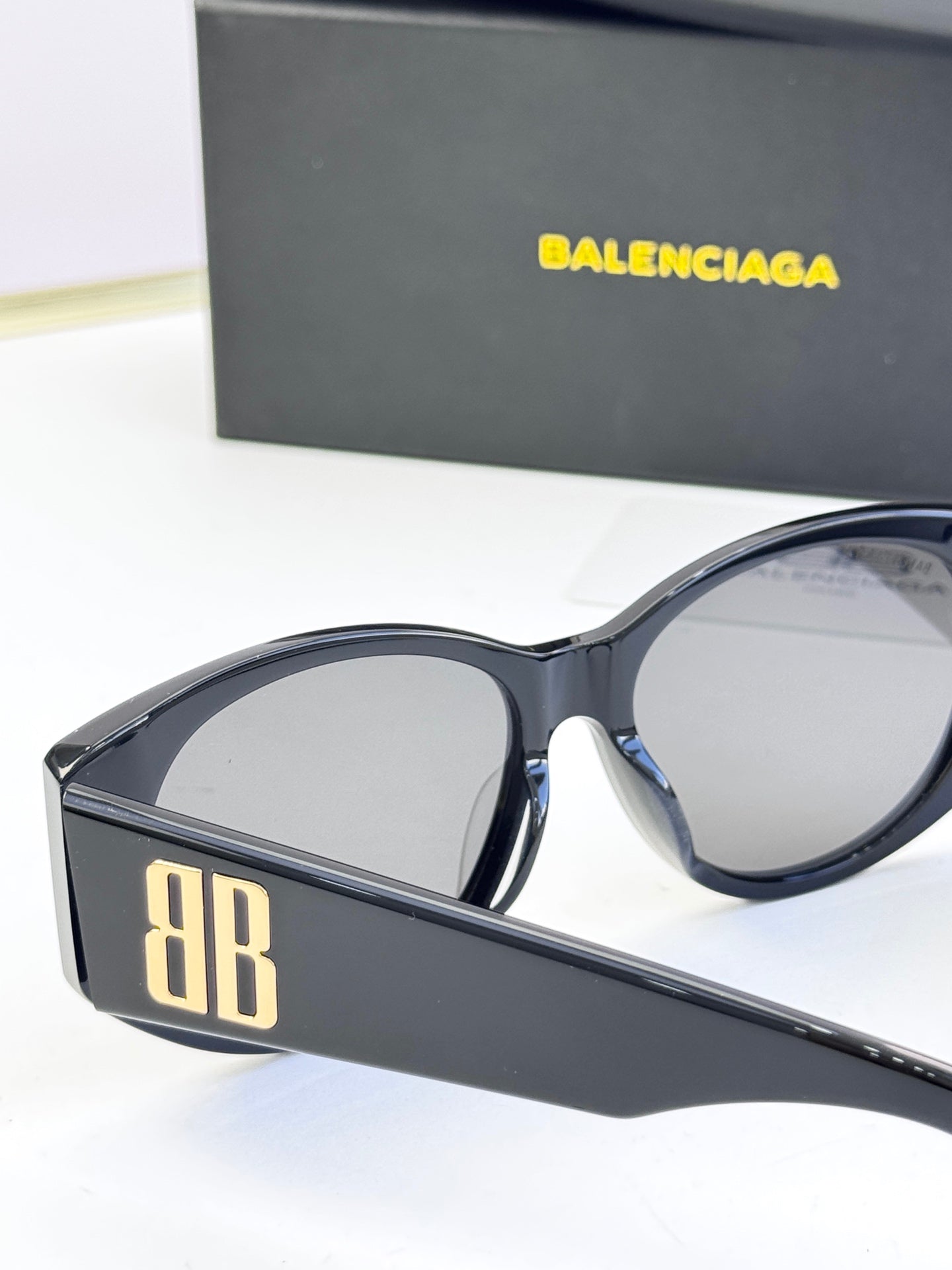 Dark blue acetate sunglasses with round lenses and gold 8B logo