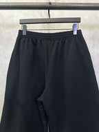 Black shorts with elastic waistband and side pockets, relaxed fit and straight hem.