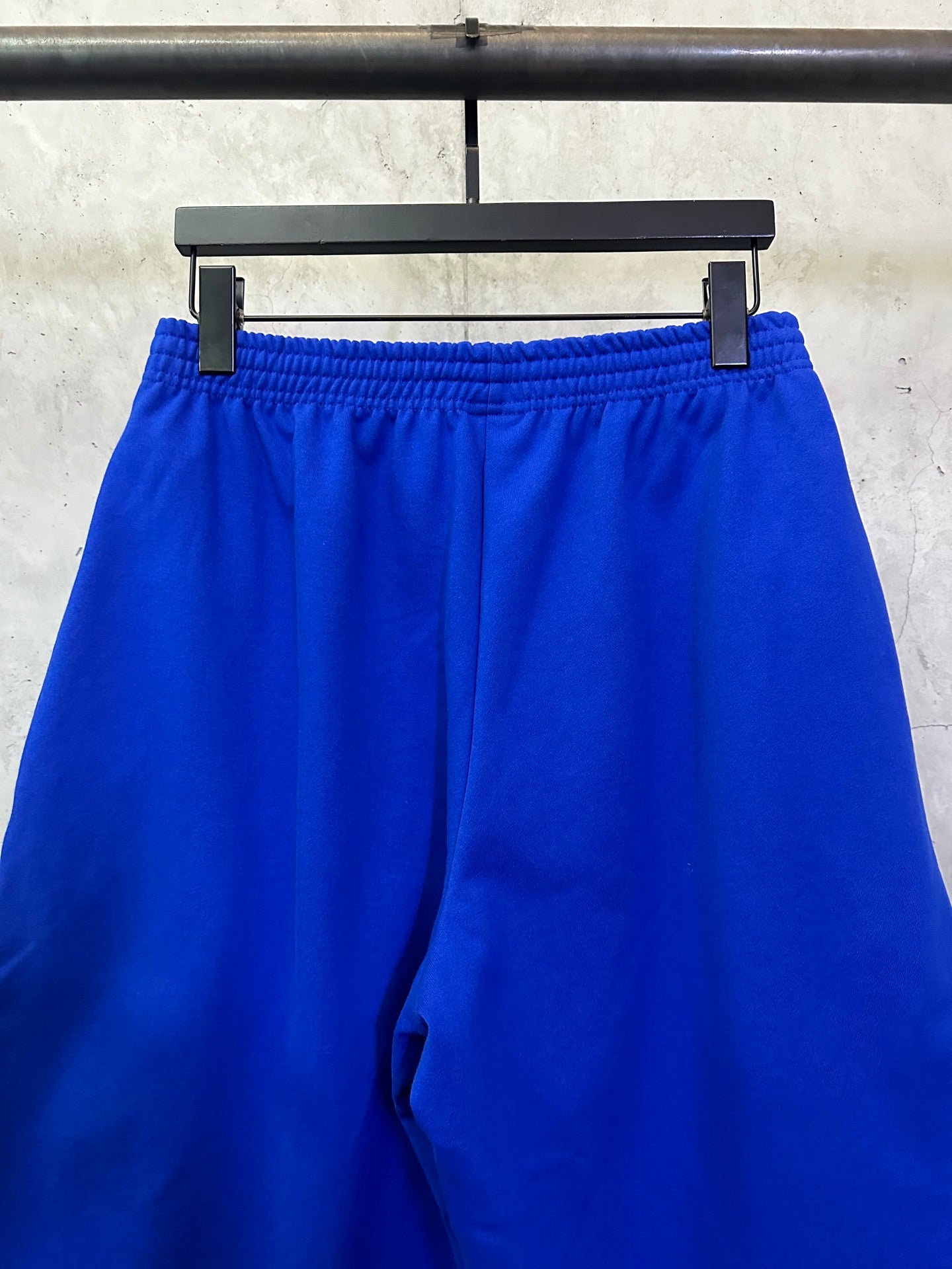 Royal blue shorts with elastic waistband and side logo detail