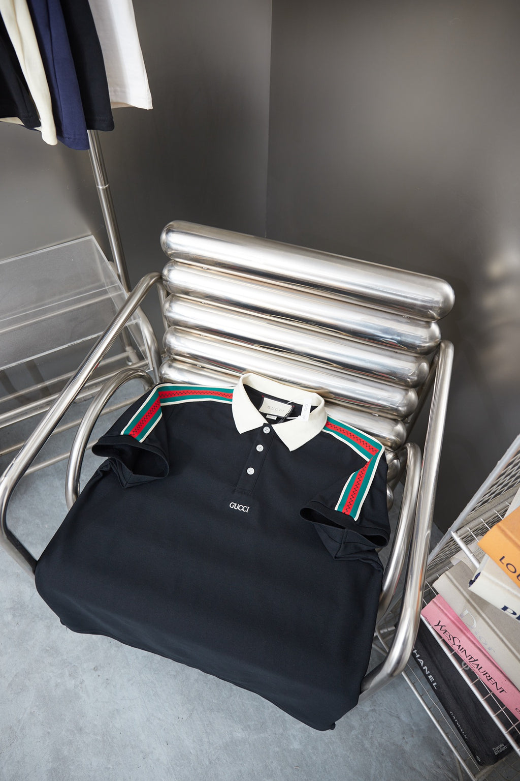 Gucci short-sleeve polo shirt folded in navy with white collar and multicolor stripes
