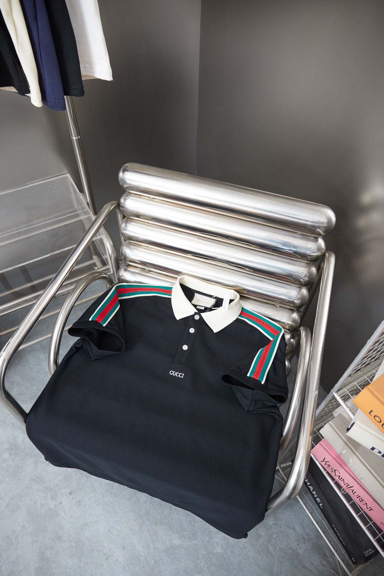 Gucci short-sleeve polo shirt folded in navy with white collar and multicolor stripes