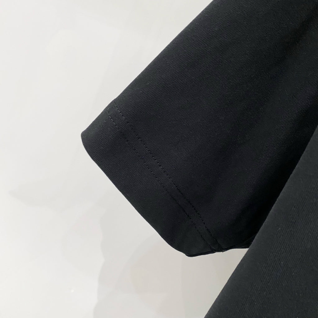 Black short-sleeve T-shirt sleeve hem with stitched cuff
