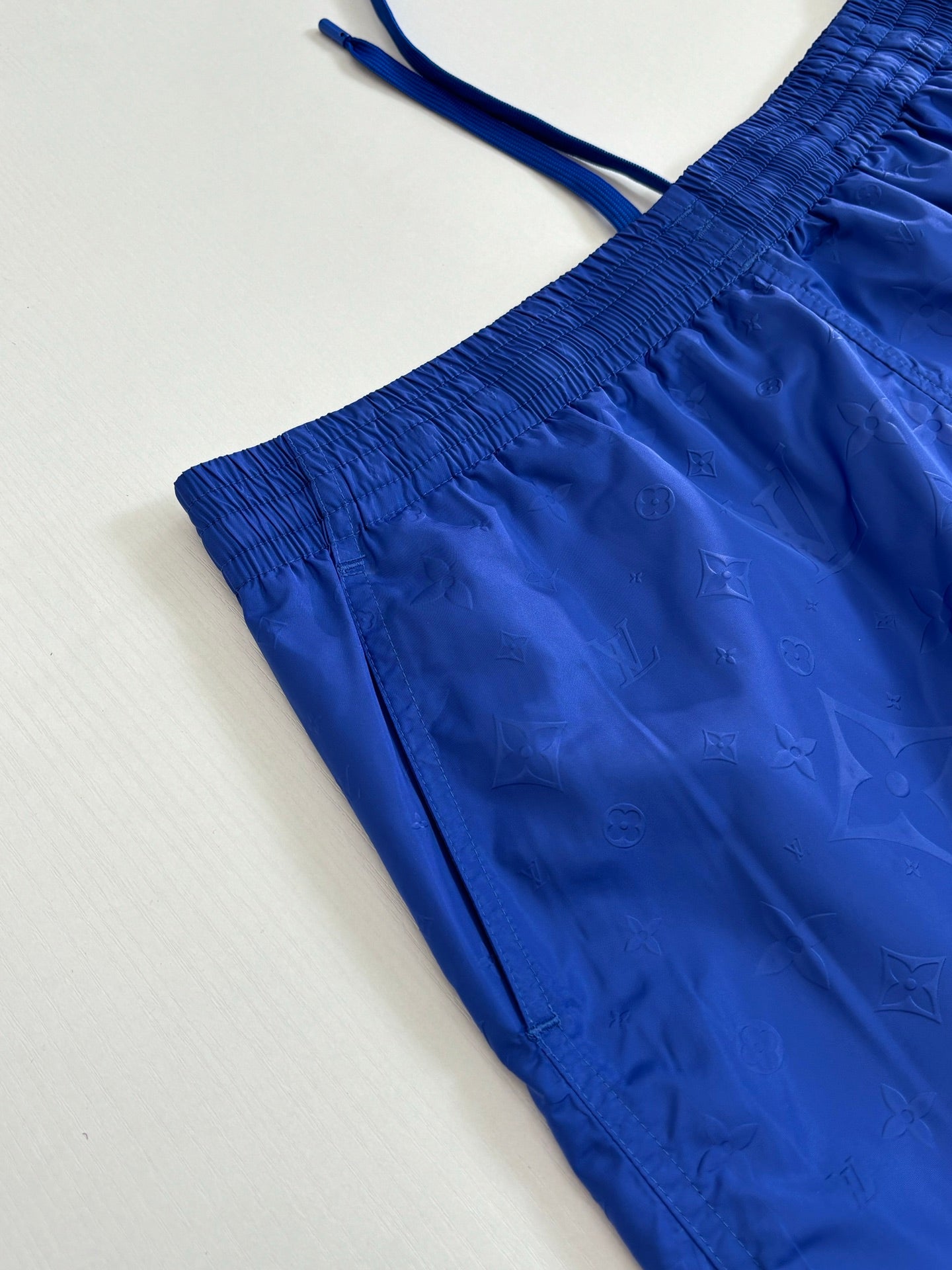 Blue shorts with gathered elastic waistband and embossed texture