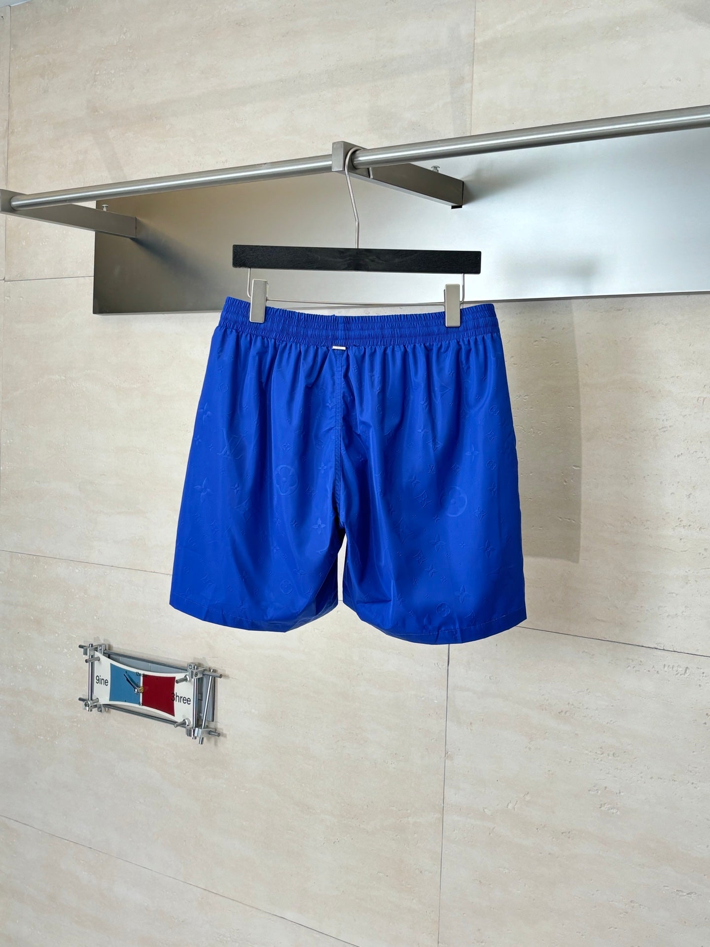 Blue shorts with elastic waistband and front pleated drape