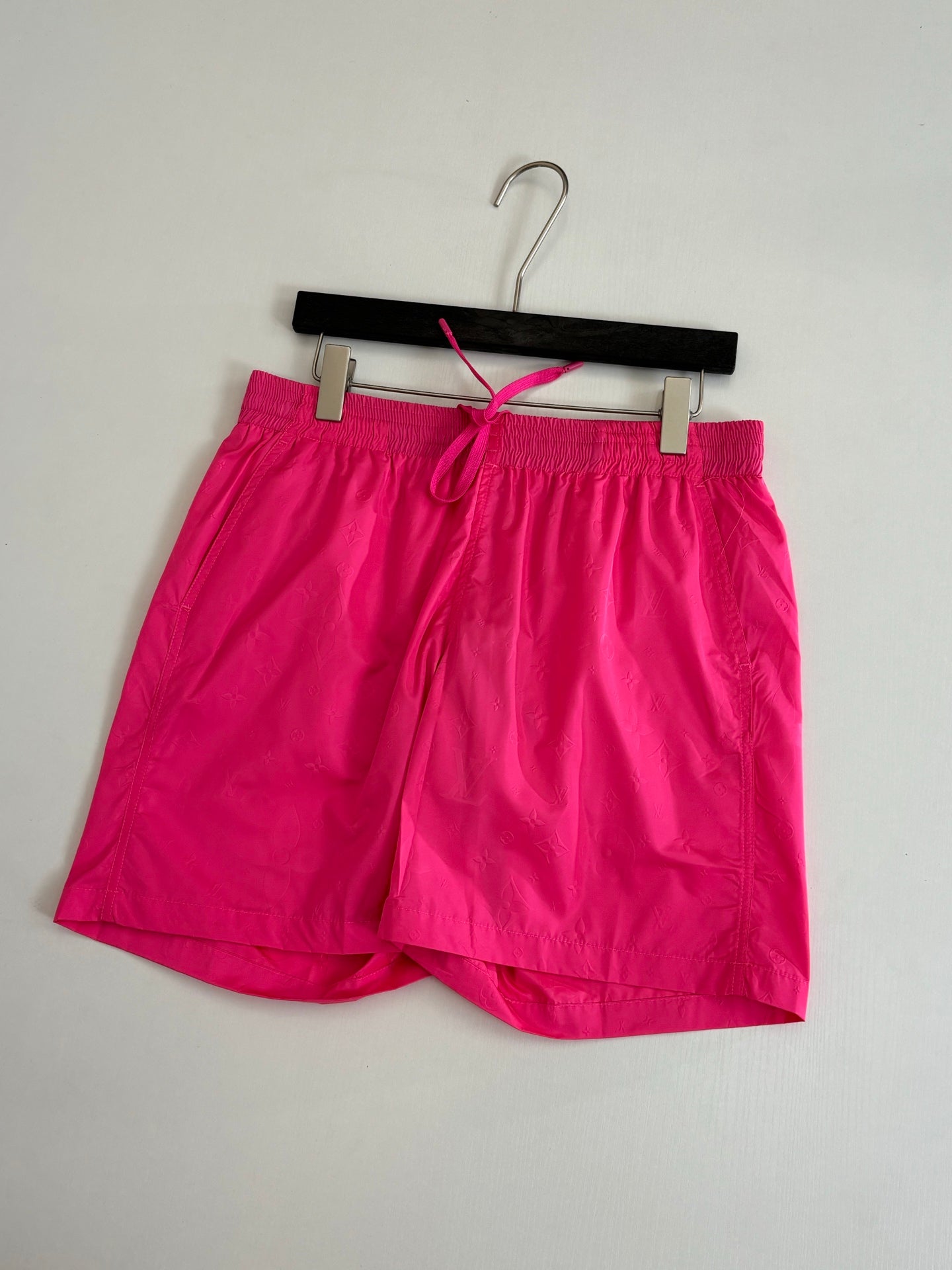 Pink shorts with gathered elastic waistband and side seam pockets