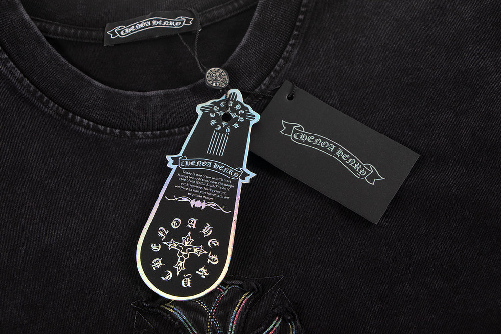 Black short-sleeve T-shirt neckline with brand label and swing tag