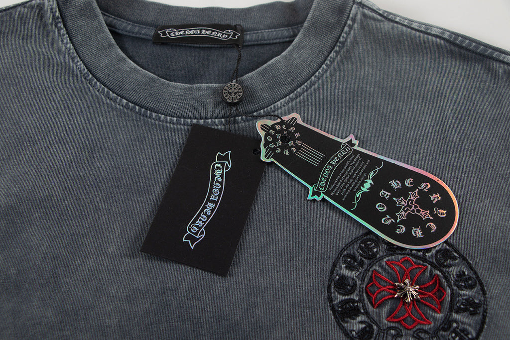 Dark gray short-sleeve T-shirt neckline with swing tag and front logo graphic