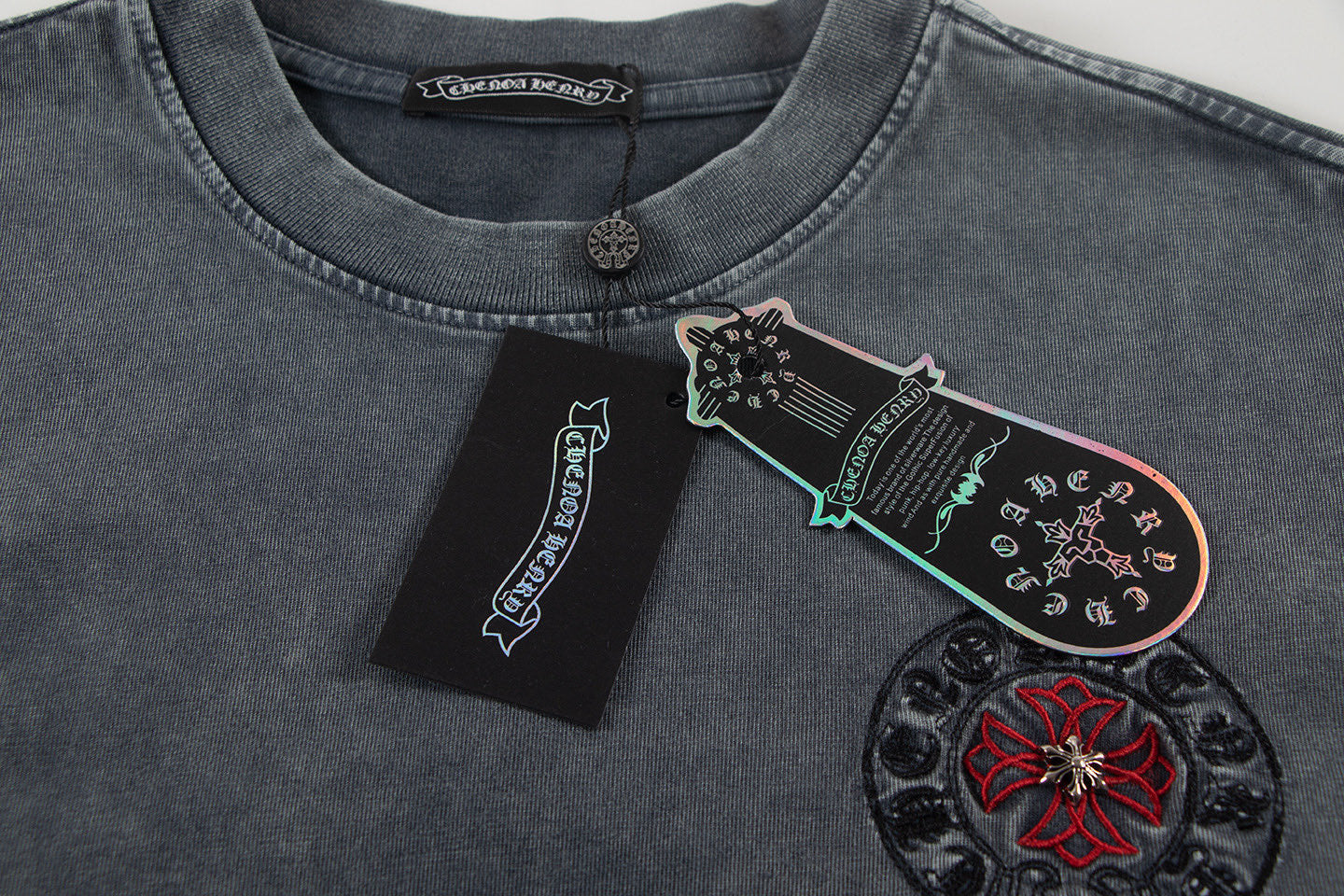 Dark gray short-sleeve T-shirt neckline with swing tag and front logo graphic