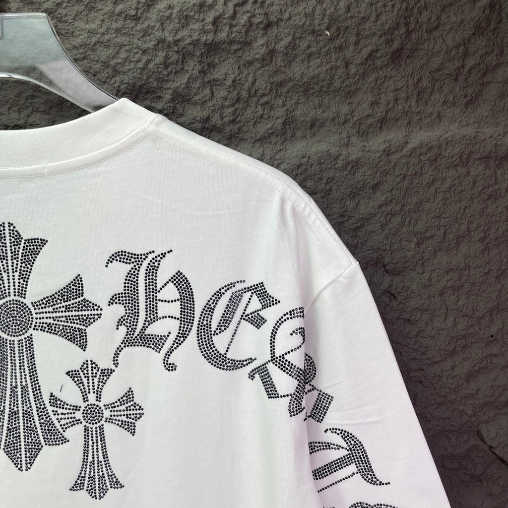 White short-sleeve T-shirt sleeve and side graphic with cross motif