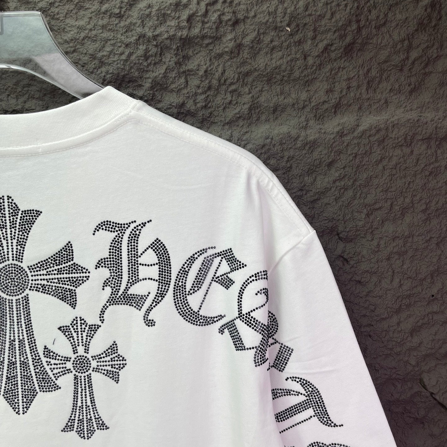 White short-sleeve T-shirt sleeve and side graphic with cross motif