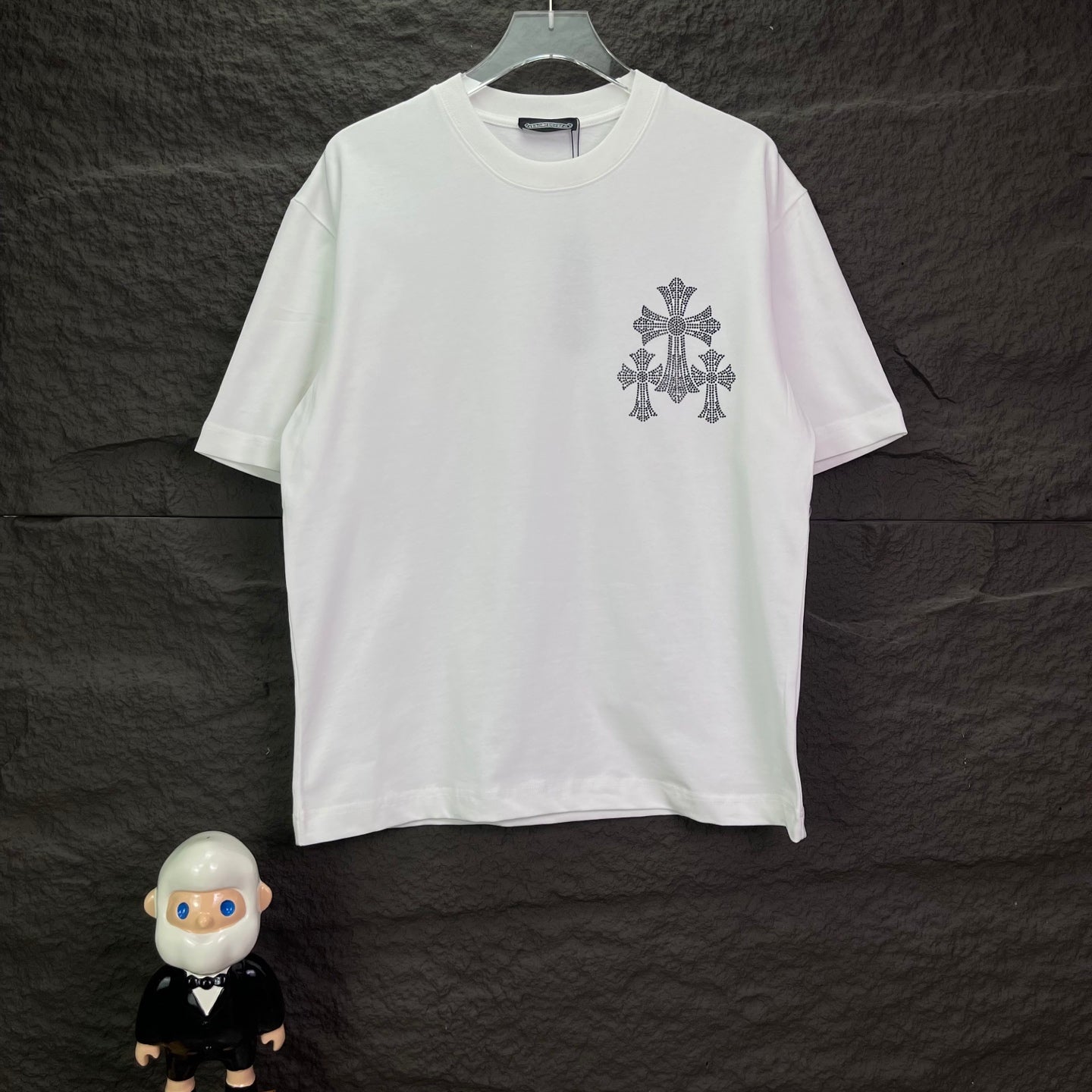 White short-sleeve T-shirt with cross logo on chest