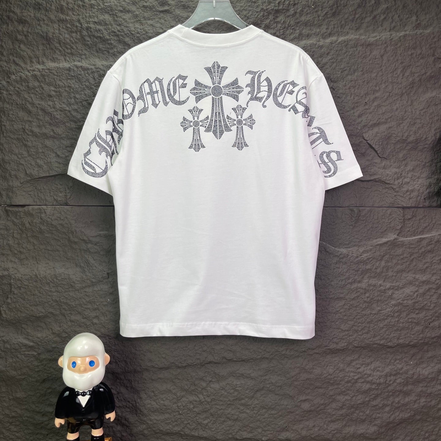 White short-sleeve T-shirt, back graphic with crossed cross motifs