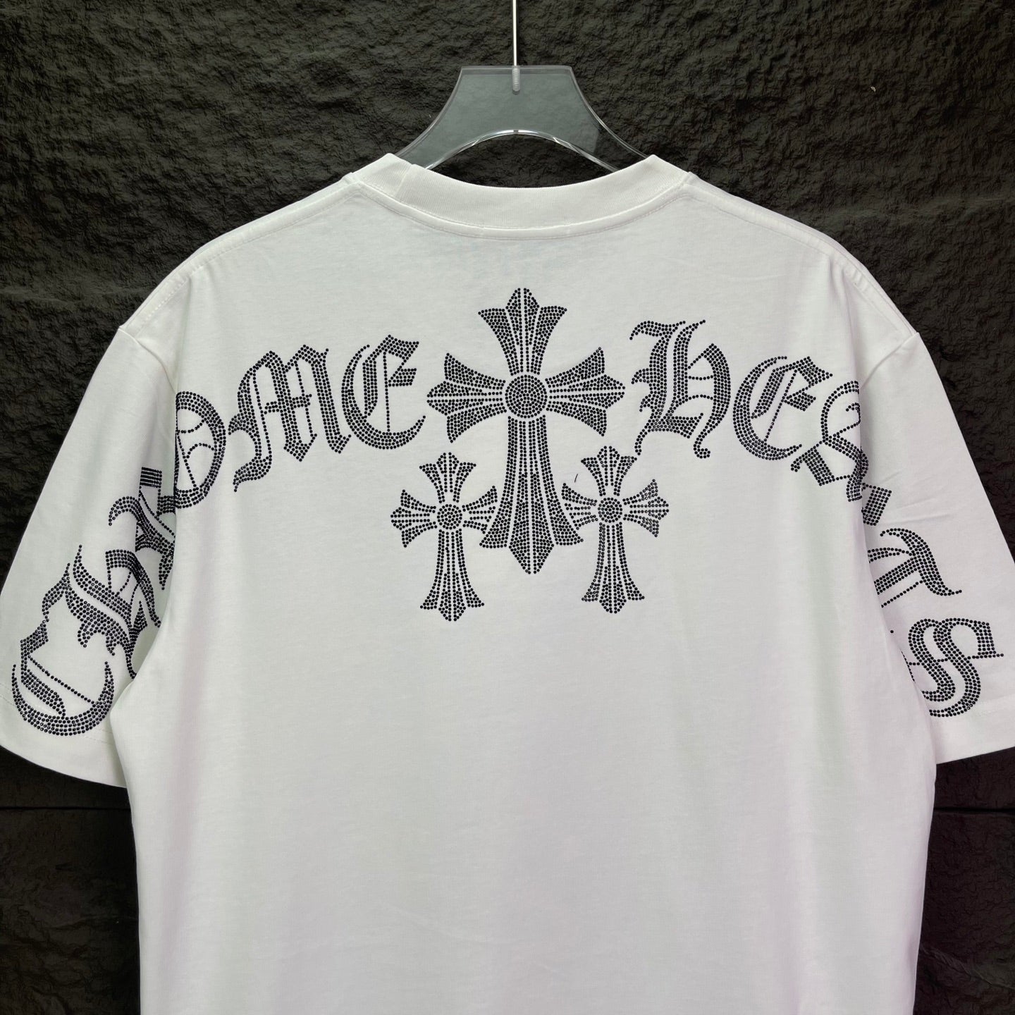 White short-sleeve T-shirt, back large cross emblem with dotted pattern