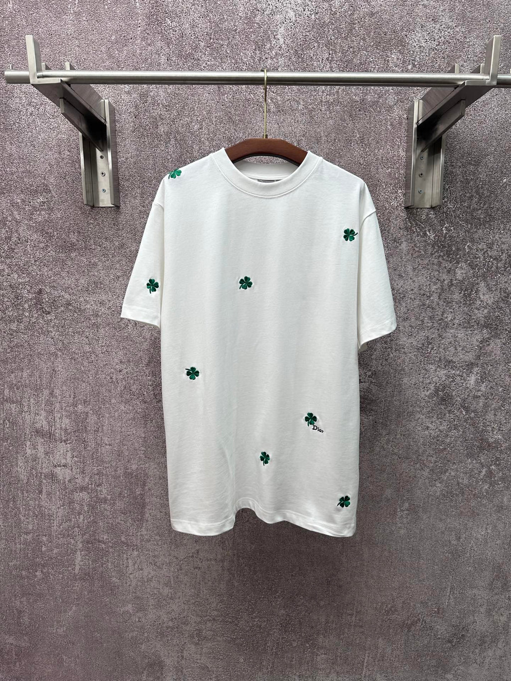 White short-sleeve T-shirt with green clover embroidery, crew neckline