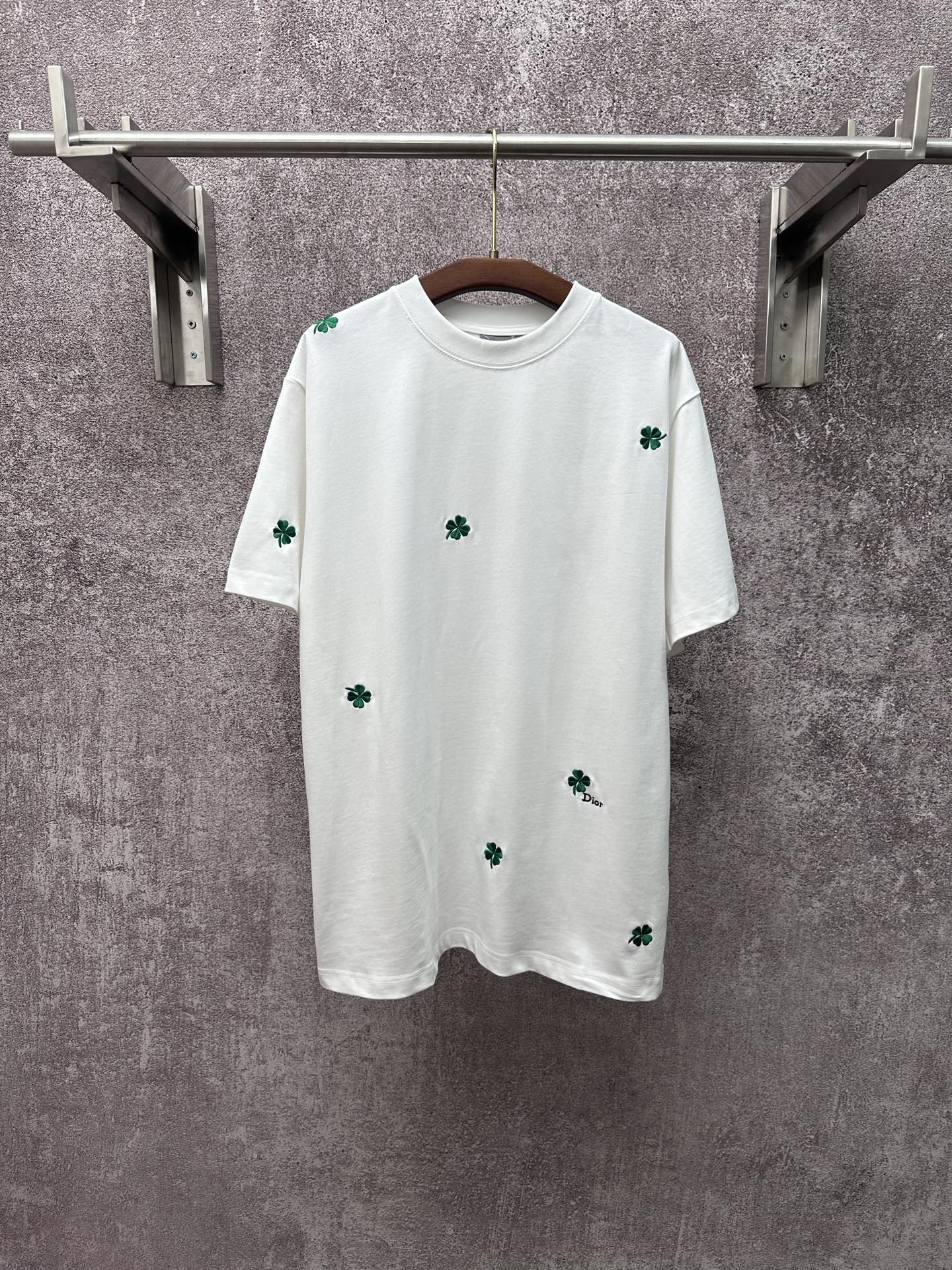 White short-sleeve T-shirt with green clover embroidery, crew neckline