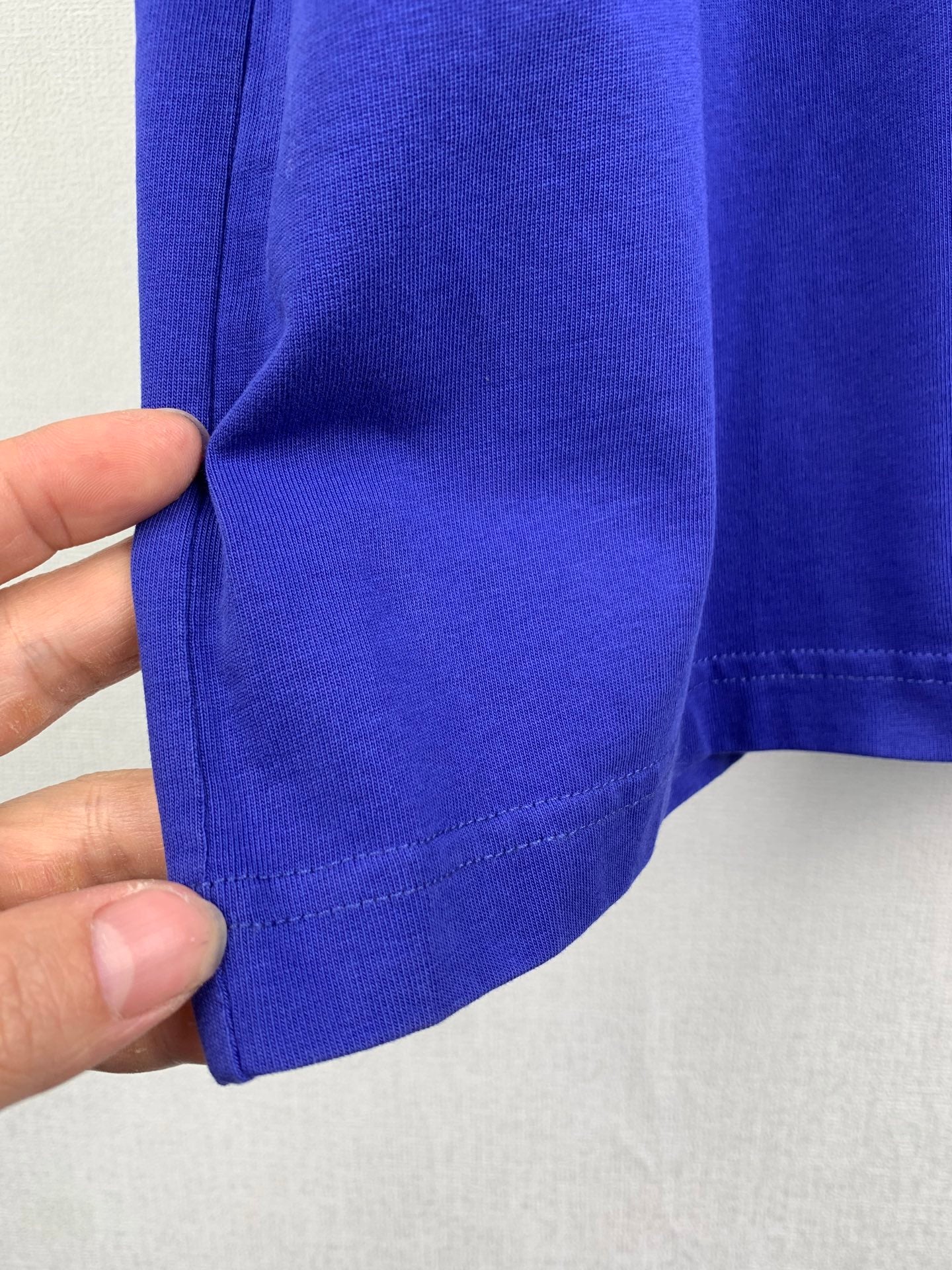 Balenciaga blue T-shirt sleeve cuff and hem seam, short sleeve