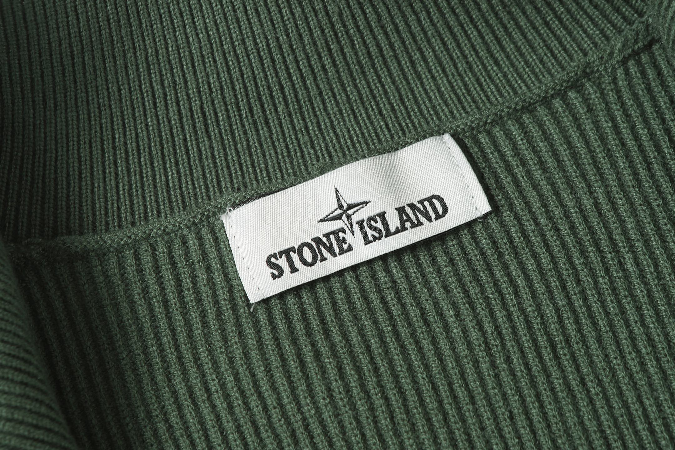 Stone Island brand patch on dark green rib-knit collar