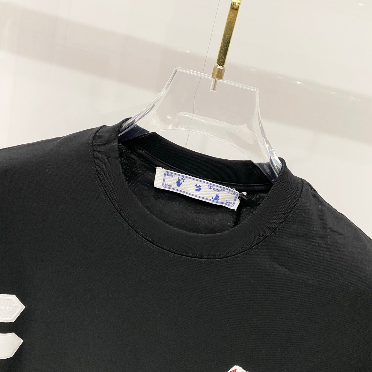Crewneck Off-White T-shirt with brand label at neckline, black fabric