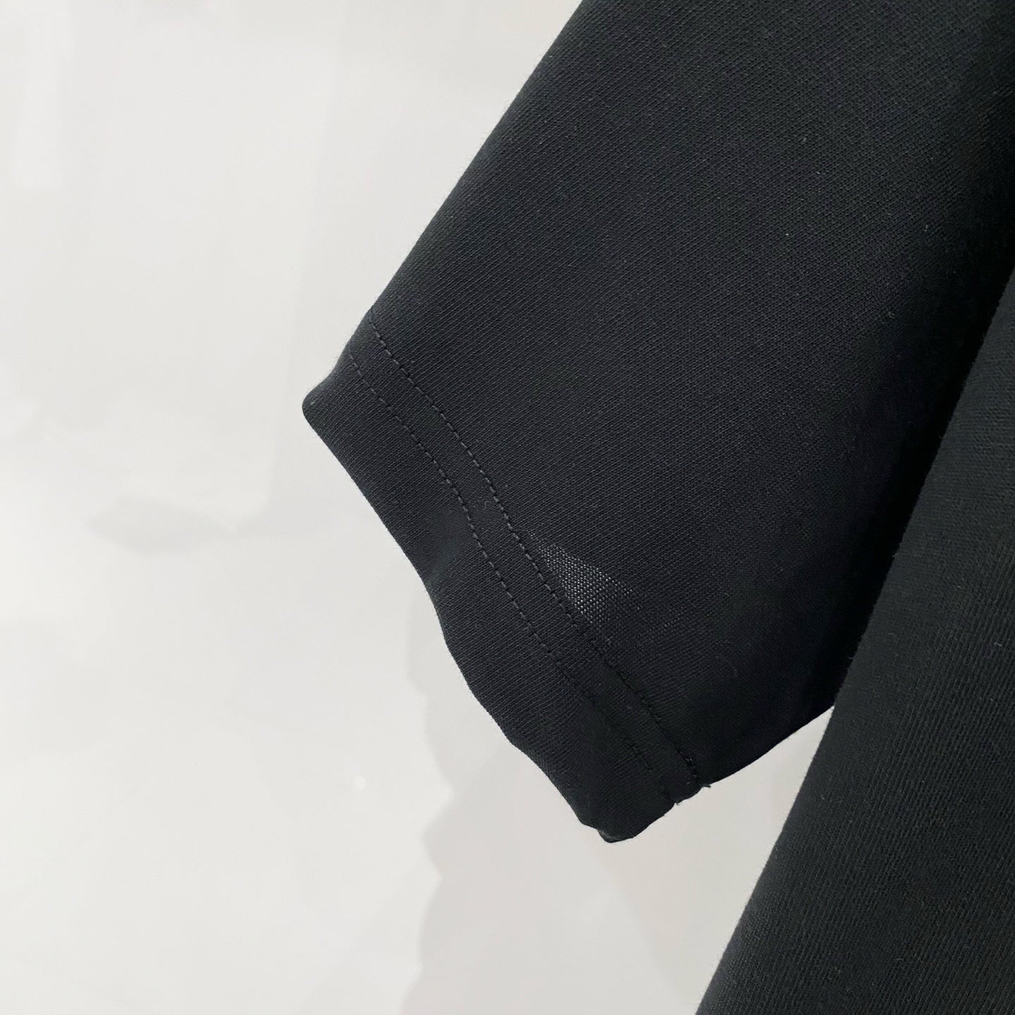 Off-White black T-shirt sleeve cuff and hem stitch detail