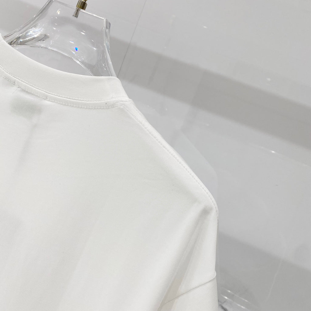 White short-sleeve T-shirt sleeve and shoulder seam detail