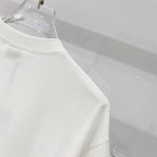 White short-sleeve T-shirt sleeve and shoulder seam detail