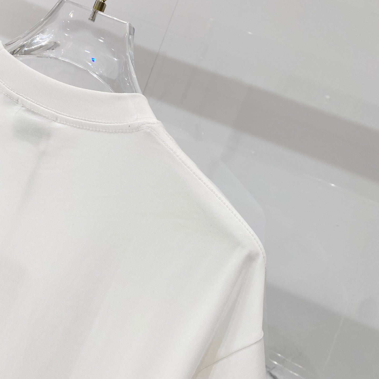 White short-sleeve T-shirt sleeve and shoulder seam detail