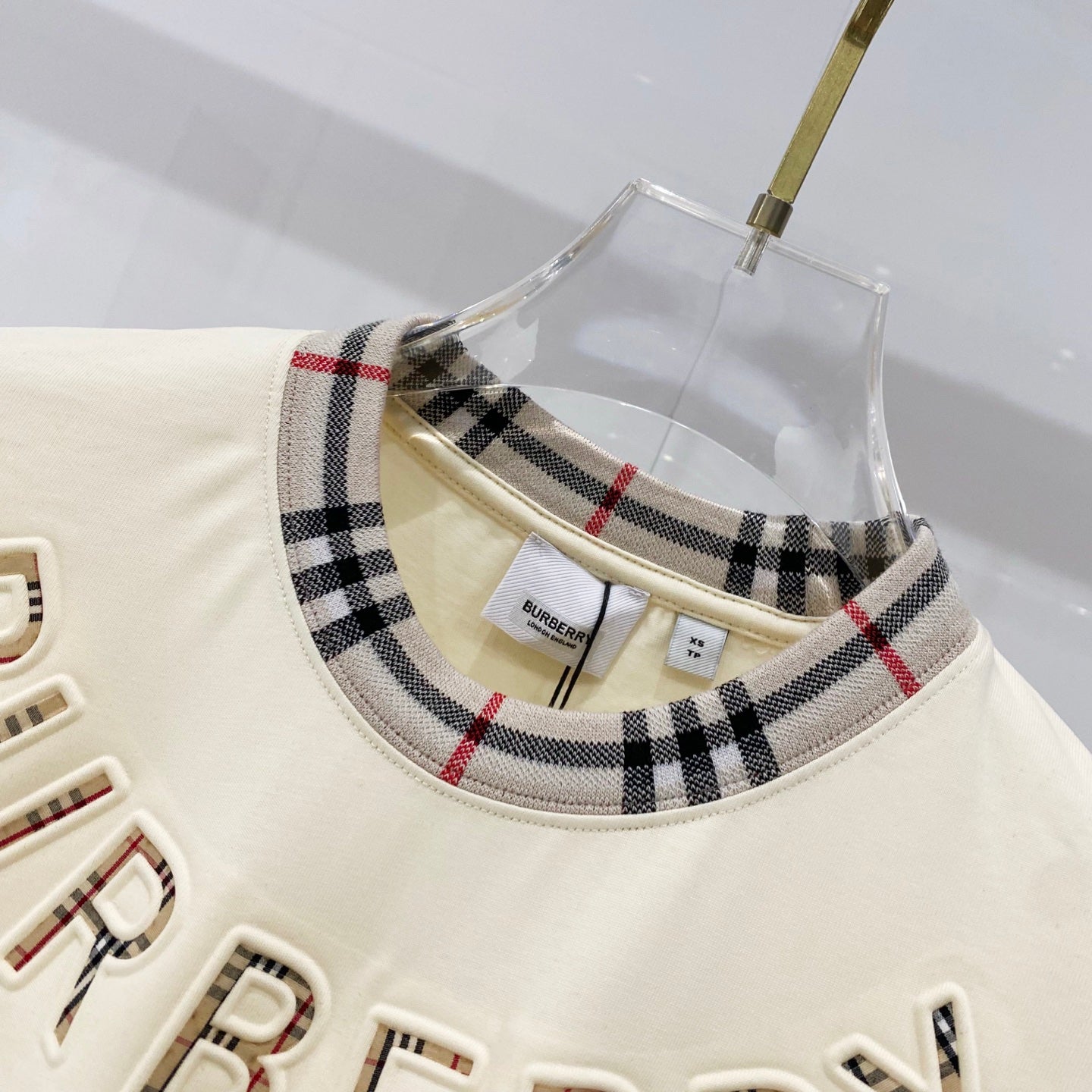 Burberry short-sleeve T-shirt neckline with beige plaid trim and stitched crew collar