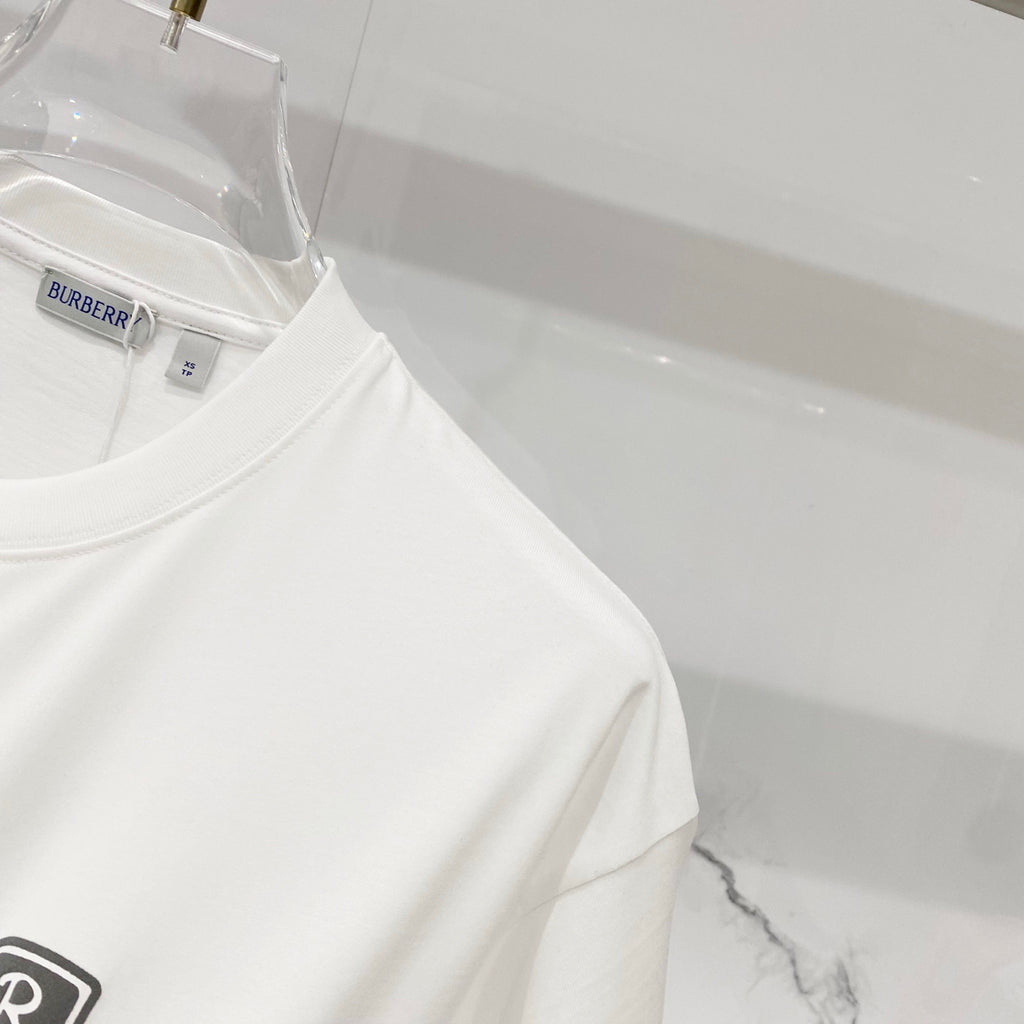 White Burberry short-sleeve T-shirt, crew neck and side seam details.