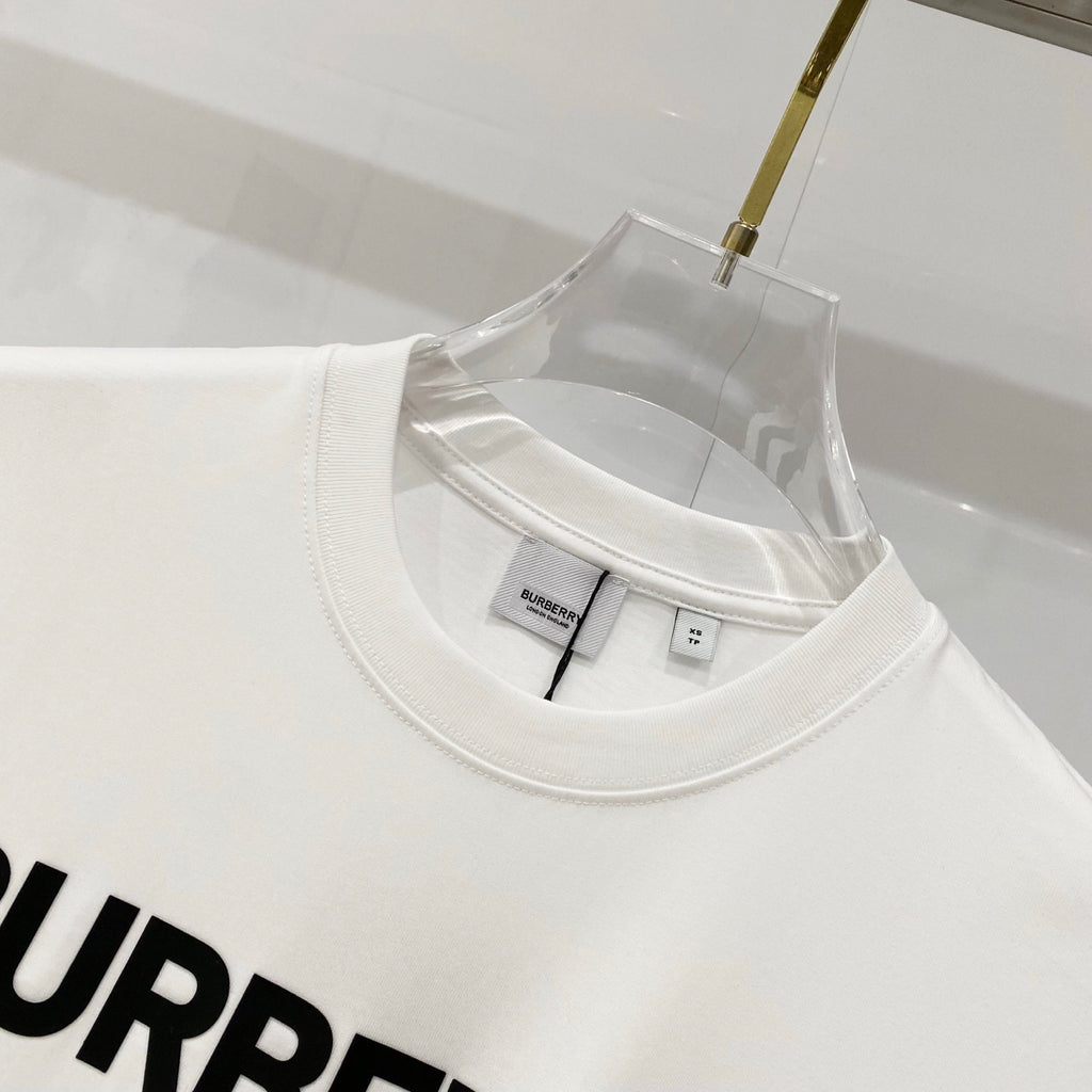 White Burberry short-sleeve T-shirt neckline and label detail