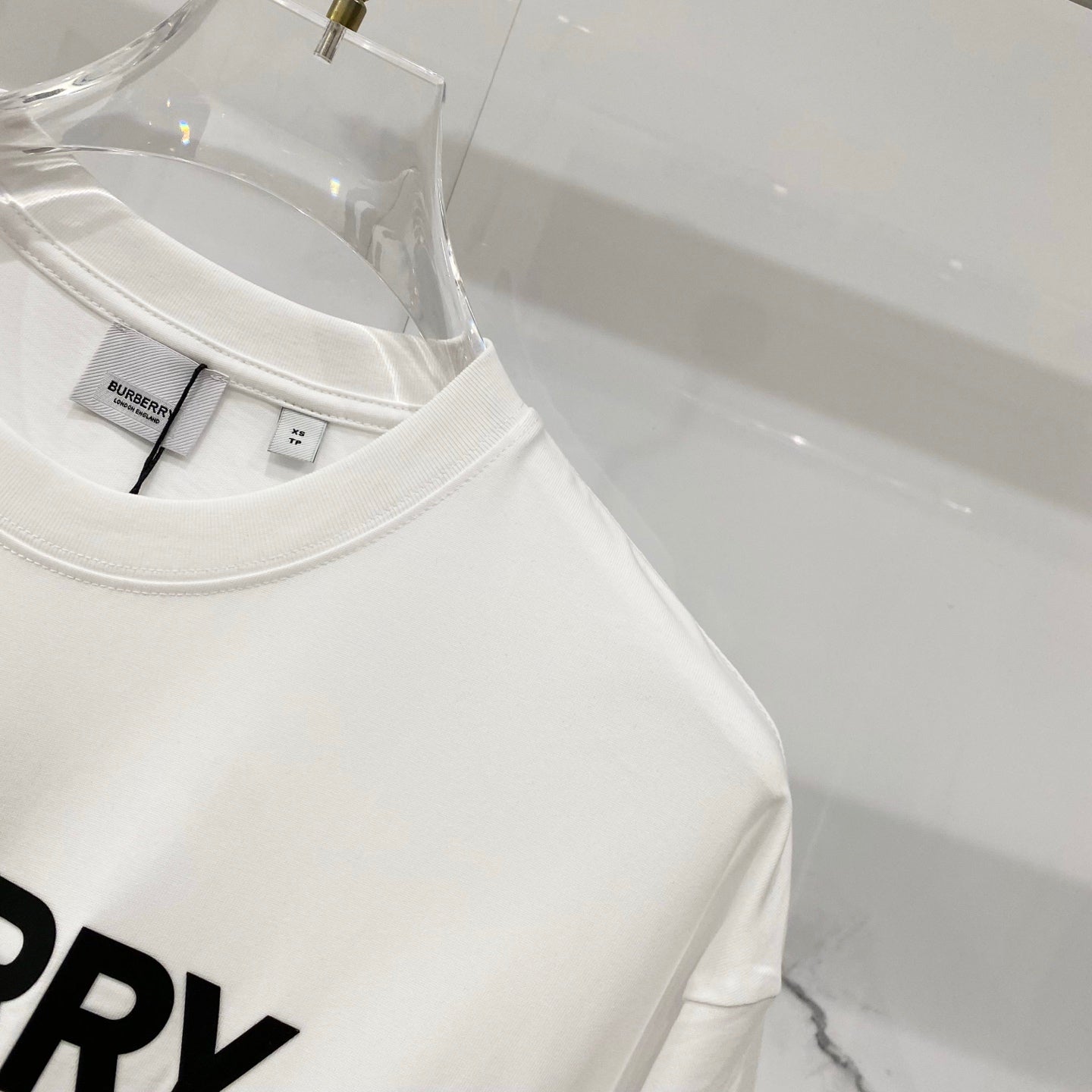 White Burberry short-sleeve T-shirt shoulder and collar seam detail