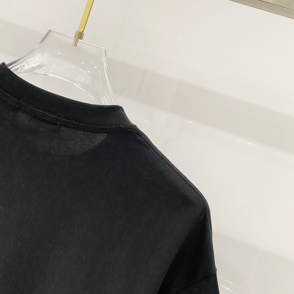 Burberry black short-sleeve T-shirt with clean collar and shoulder seam