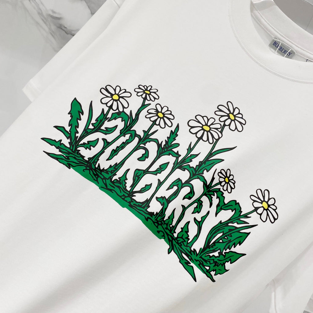 White short-sleeve T-shirt with green foliage and white daisy flower print