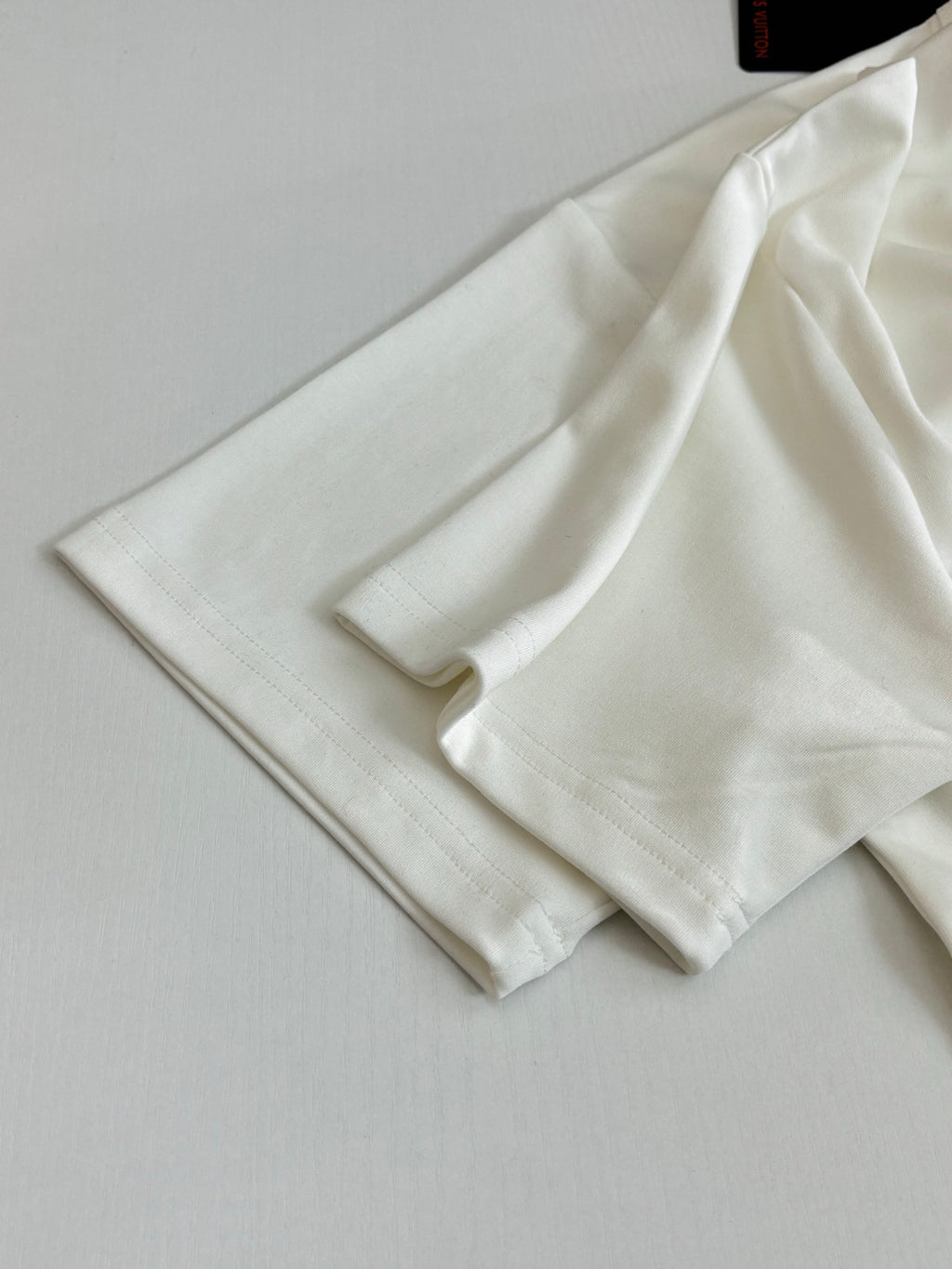 Louis Vuitton white short-sleeve T-shirt fabric fold and sleeve hem