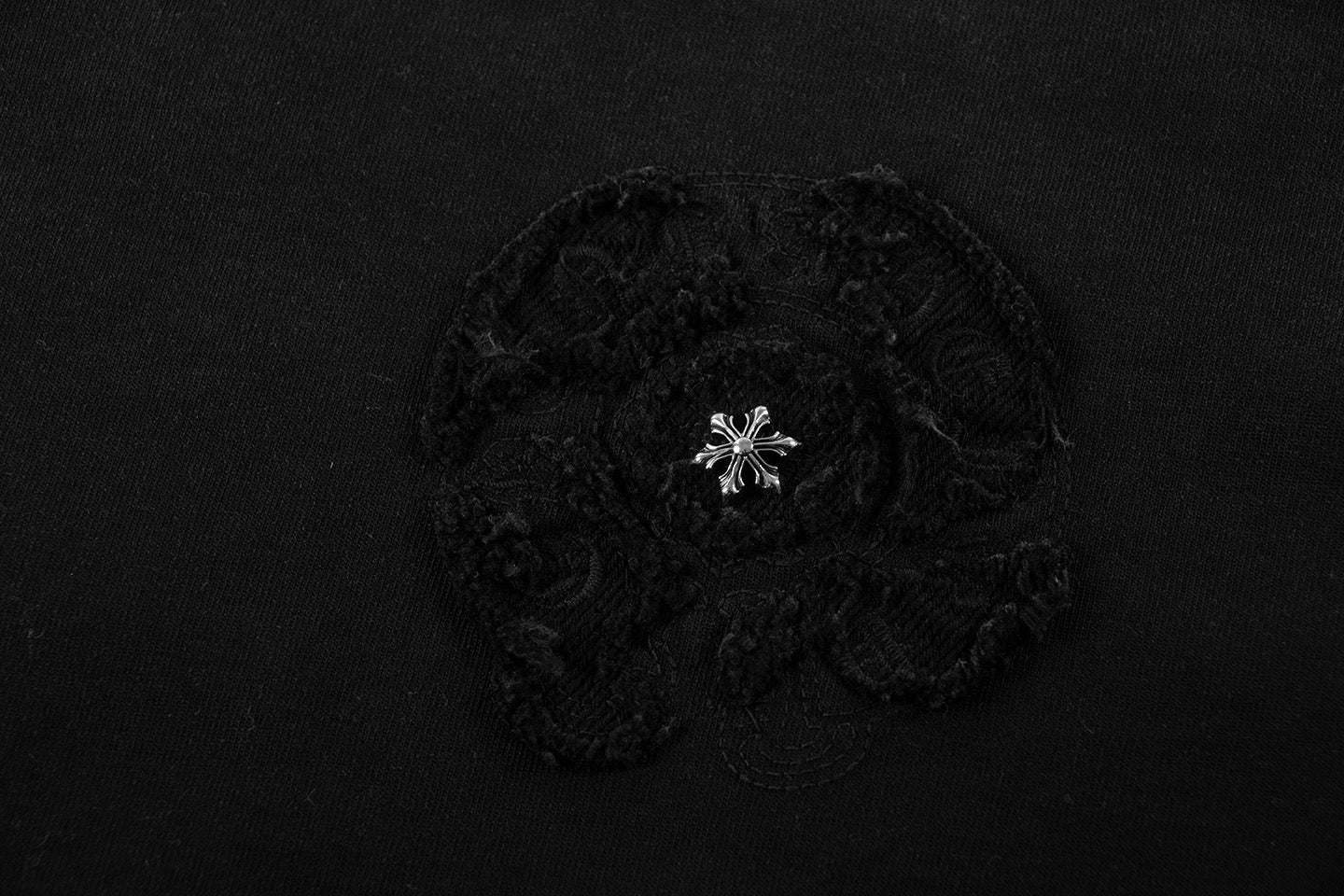 Black short-sleeve T-shirt with circular embroidered emblem on chest