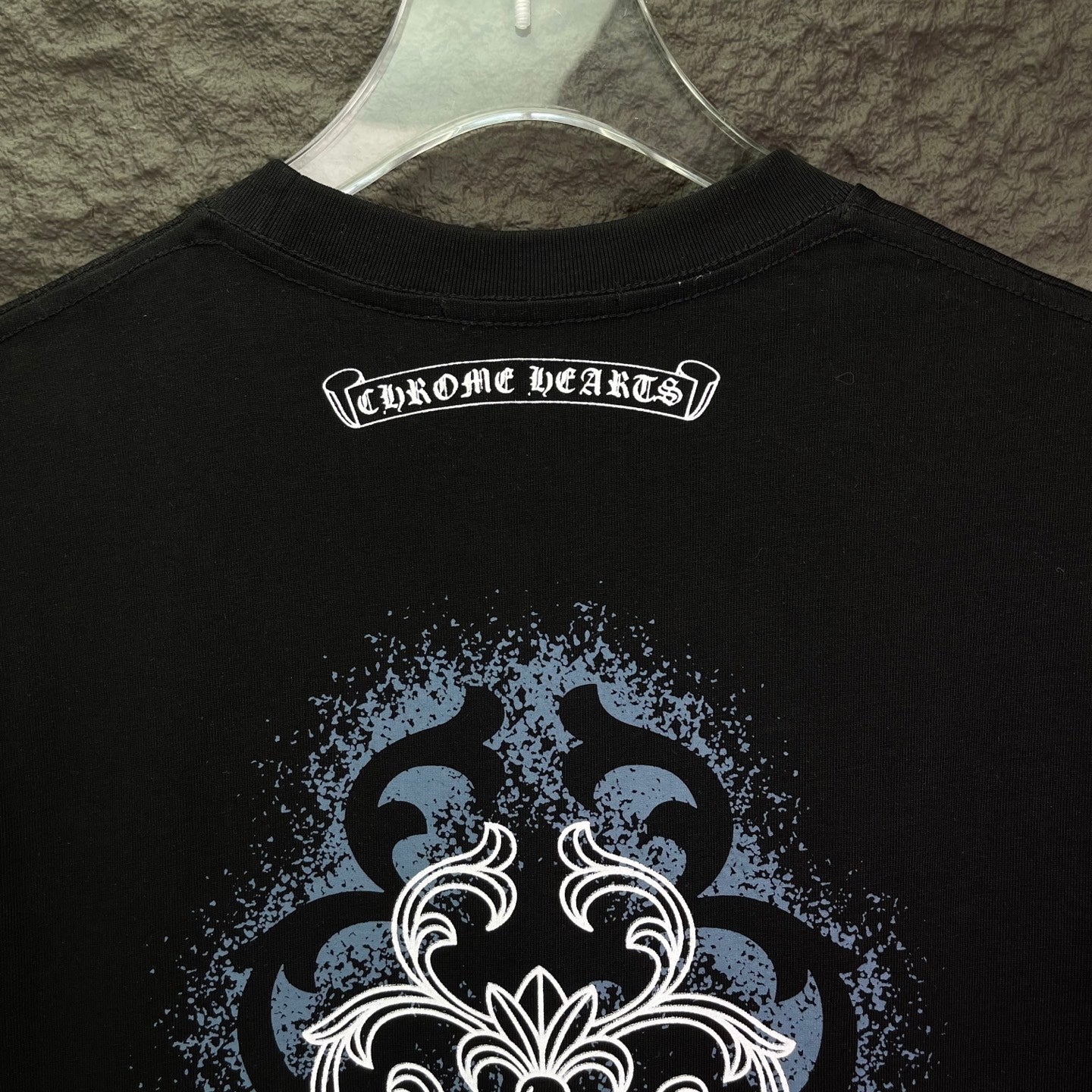 Chrome short-sleeve T-shirt back upper, black with label and large emblem graphic