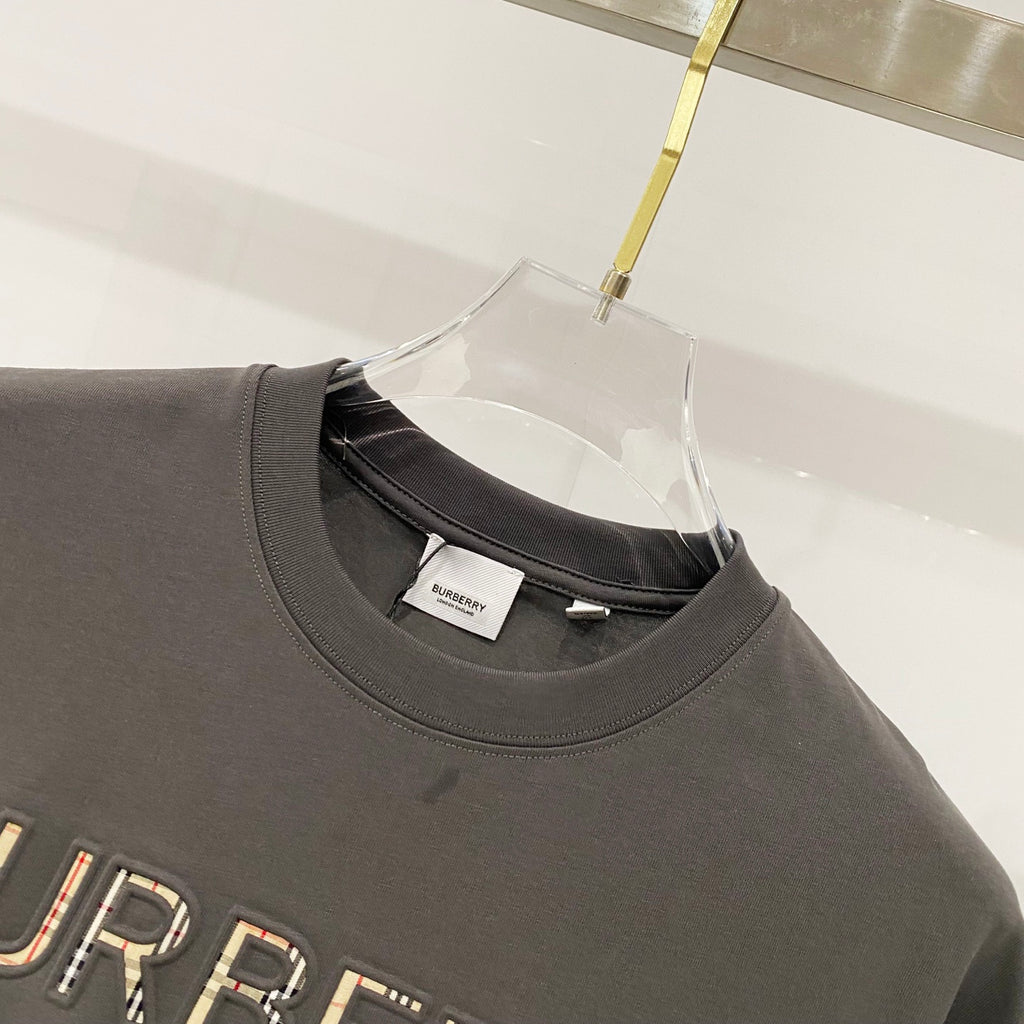 Men's T-shirt neckline with Burberry neck label and crew collar